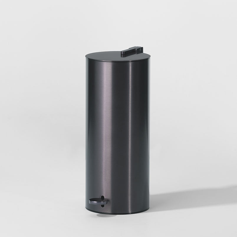 Kompakter Pedaleimer BIN3 von Decor Walther in Dark metal matt – mit geräuschloser Absenkautomatik und herausnehmbarem Innenbehälter, ideal fürs stilvolle Bad.