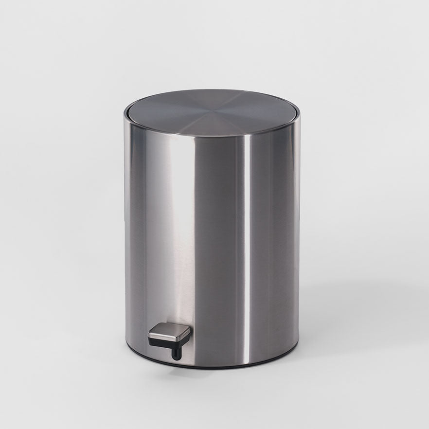 Runder Pedaleimer TE 50 von Decor Walther in Edelstahl matt – mit geräuschloser Absenkautomatik und hygienischem Innenbehälter, ausgezeichnet mit dem Iconic Design Award.