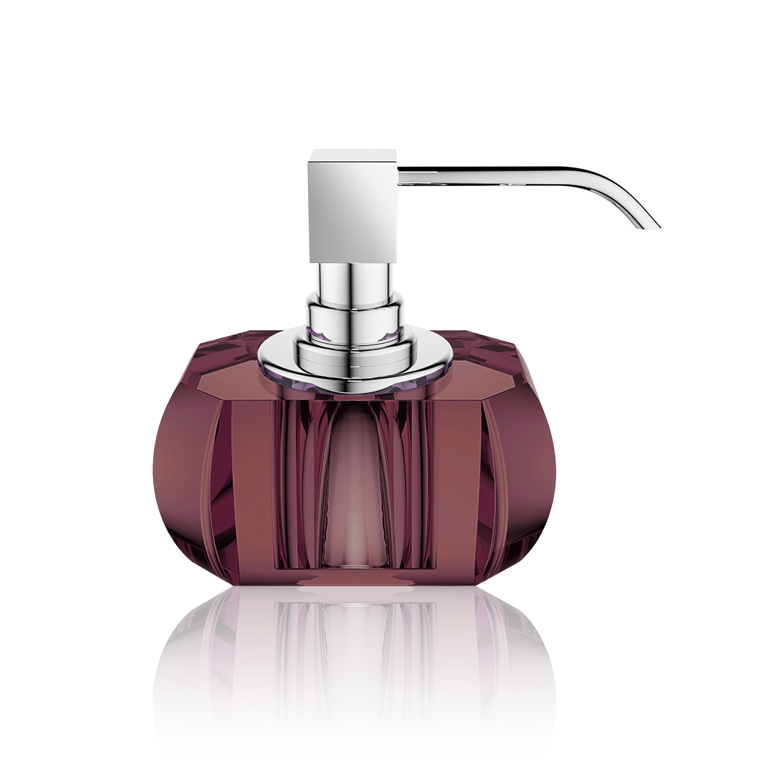 Seifenspender in tiefem Burgund aus massivem Kristallglas – luxuriöses Badaccessoire mit Chrompumpe.
