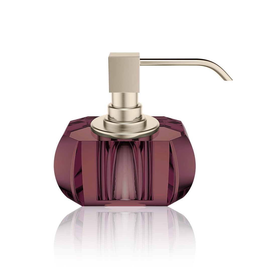 Ausdrucksstarker Seifenspender in tiefem Burgunderrot kombiniert mit satiniertem Nickel – für ein exklusives Badezimmerambiente.