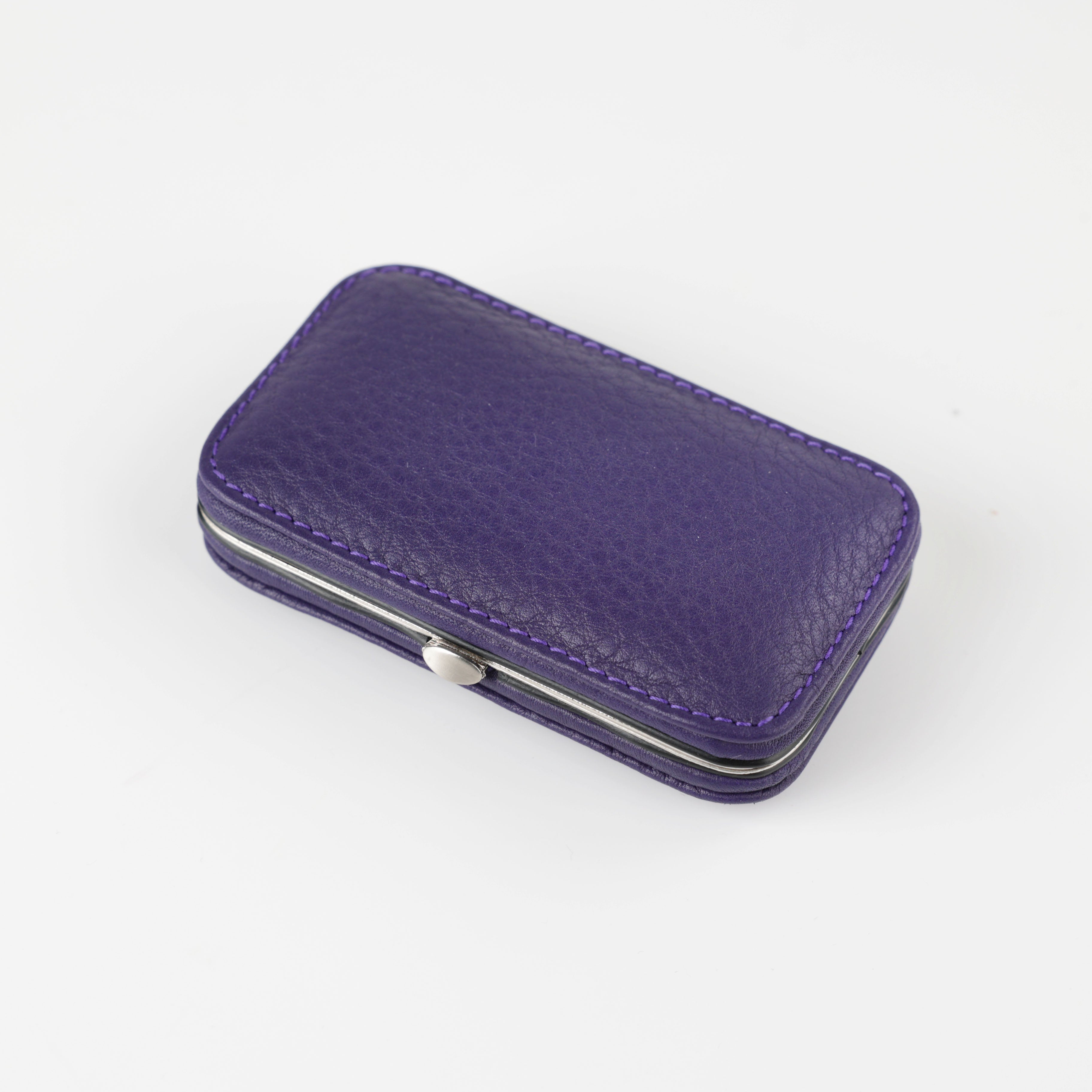 Edles, geschlossenes Maniküre-Set in Violett aus feinstem italienischem Leder. Handgefertigtes Lederetui mit hochwertiger Verarbeitung für stilvolle Nagelpflege.