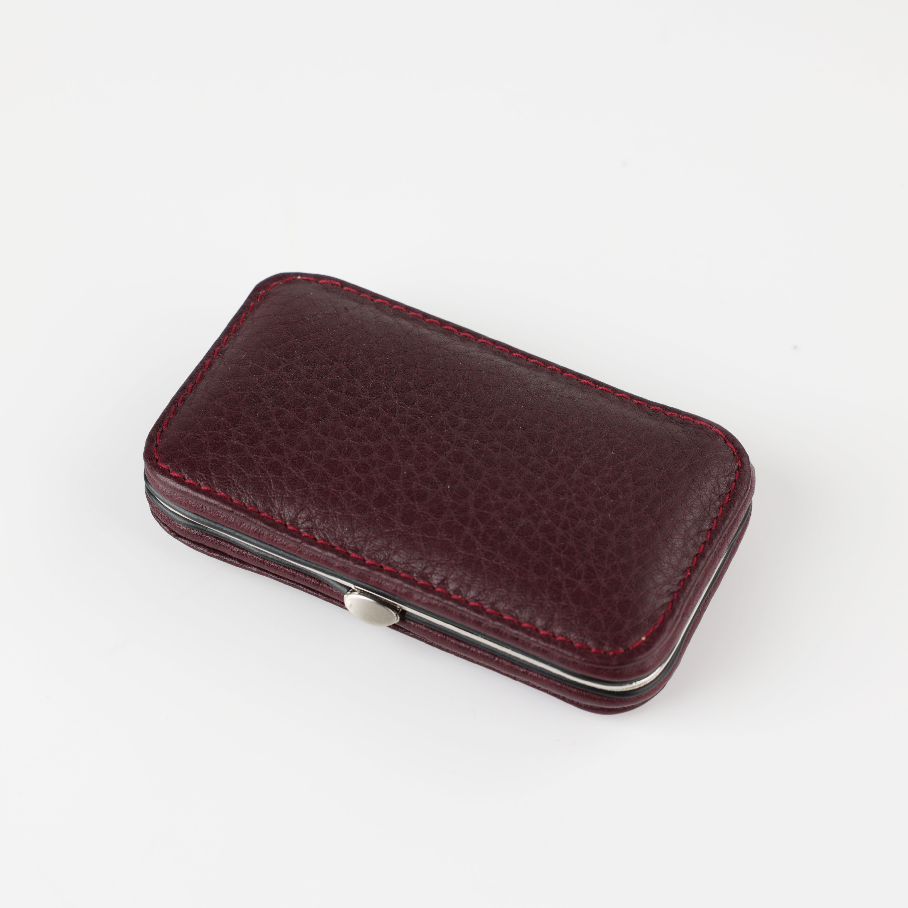 Geschlossenes Maniküre-Set in Marsala aus feinstem italienischem Leder. Kompaktes, edles Etui mit stilvoller Optik für anspruchsvolle Pflege.