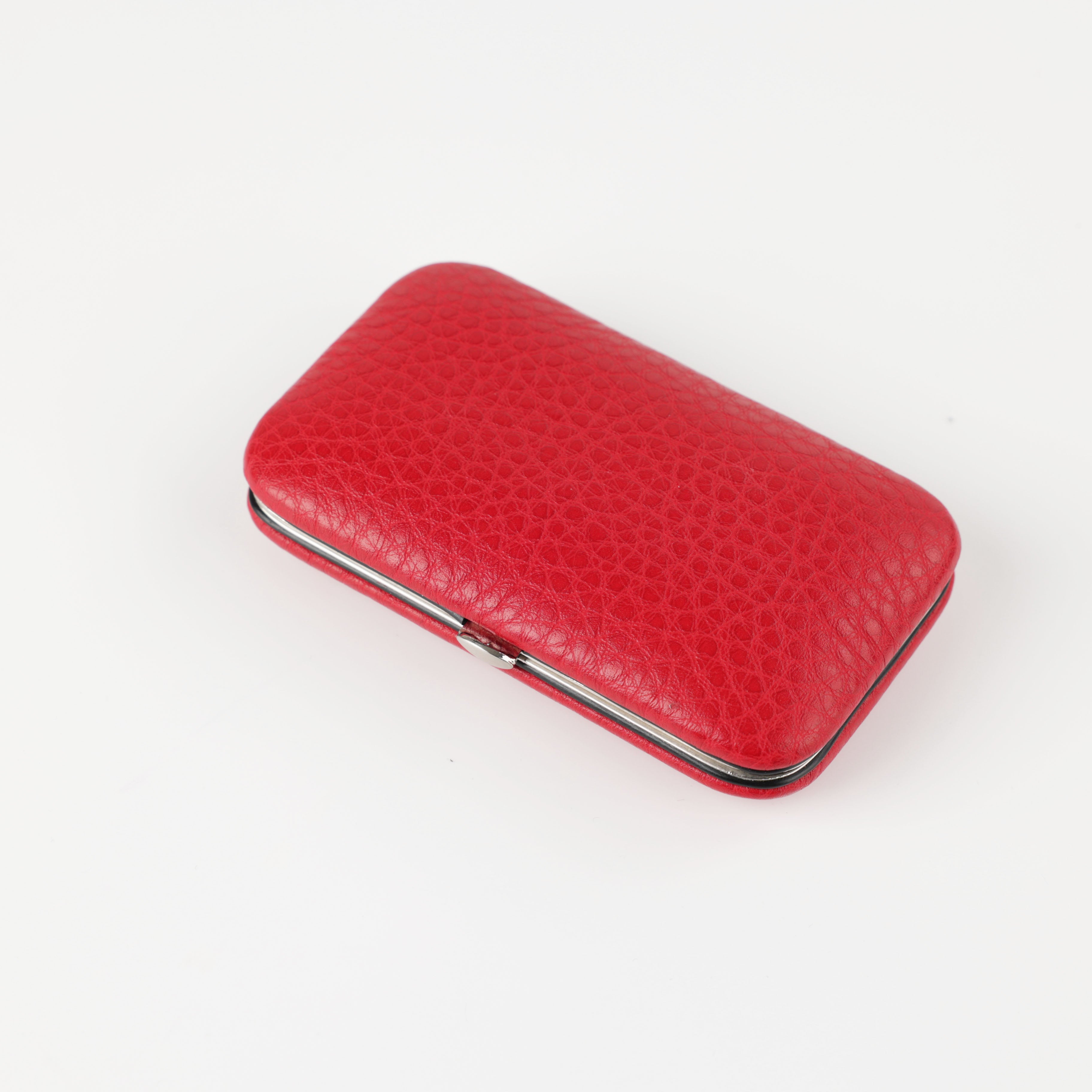 Klassisches Maniküre-Set in Rot, geschlossenes Lederetui mit edler Struktur. Perfekte Kombination aus hochwertigem Material und elegantem Design.