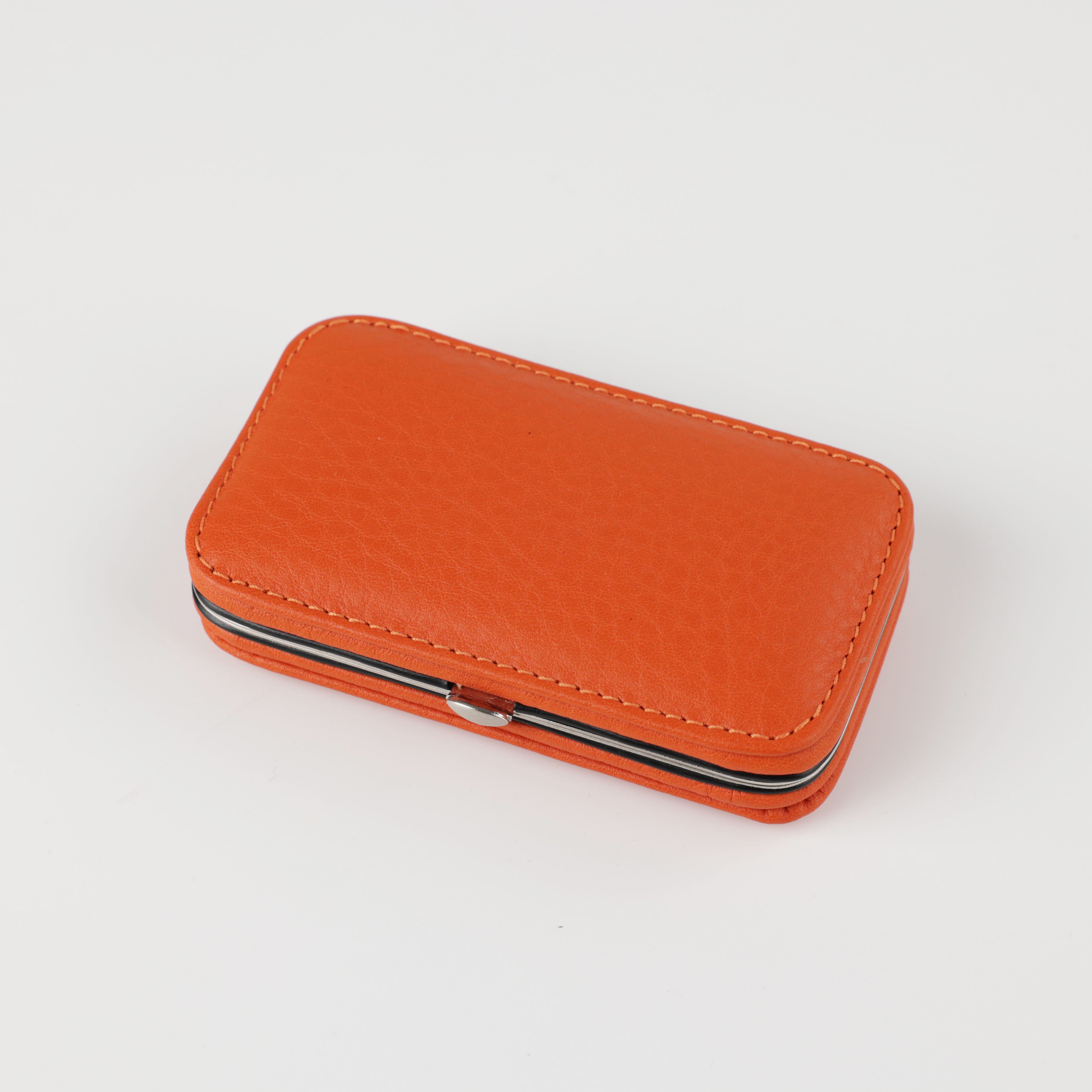 Handgefertigtes Maniküre-Set in Orange mit geschlossenem Lederetui. Hochwertiges Chervo-Kalbsleder mit feiner Haptik für langlebige Eleganz.