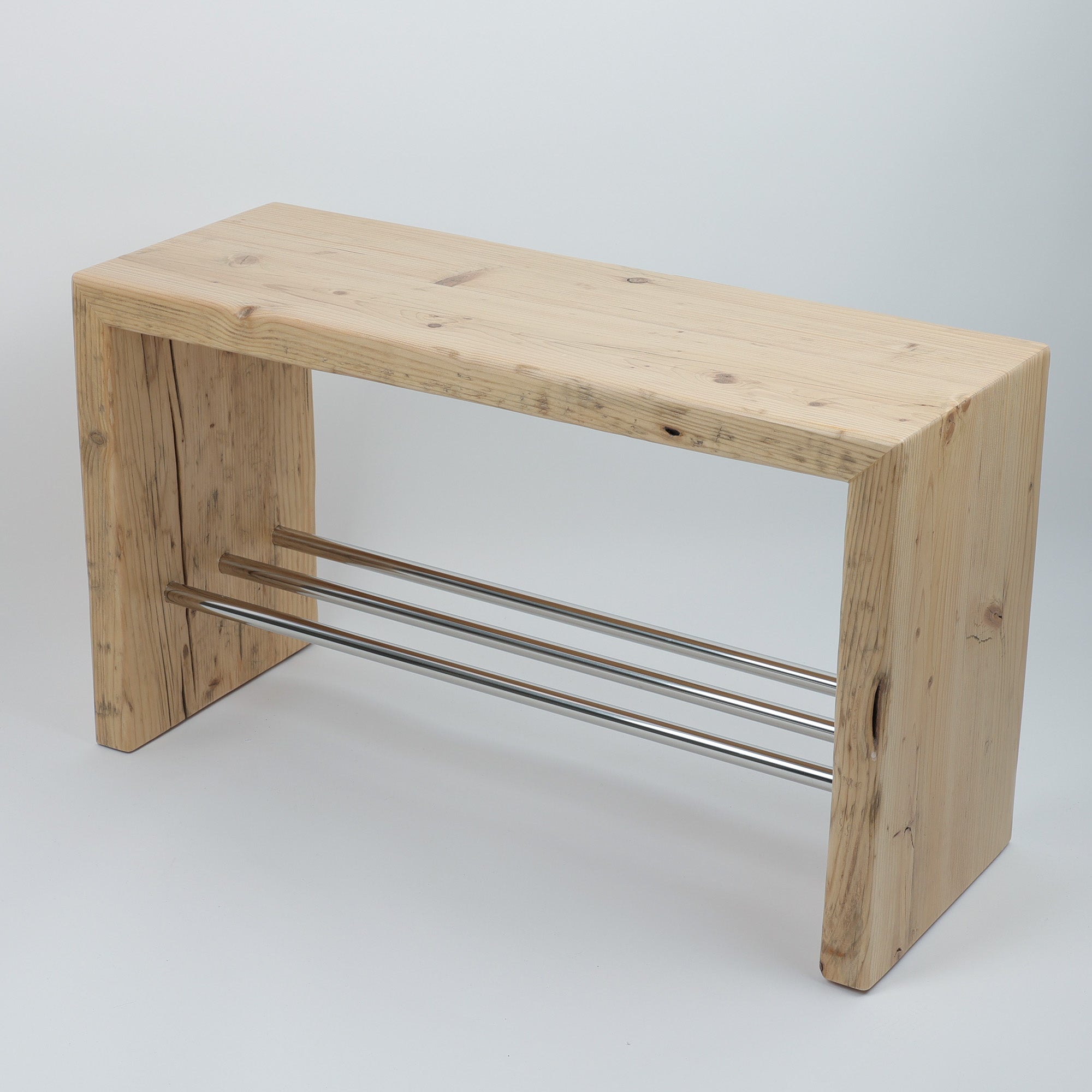 Handgefertigte Sitzbank aus recyceltem Altholz im Bad, natürlich geölt, langlebig und pflegeleicht, Seitenansicht