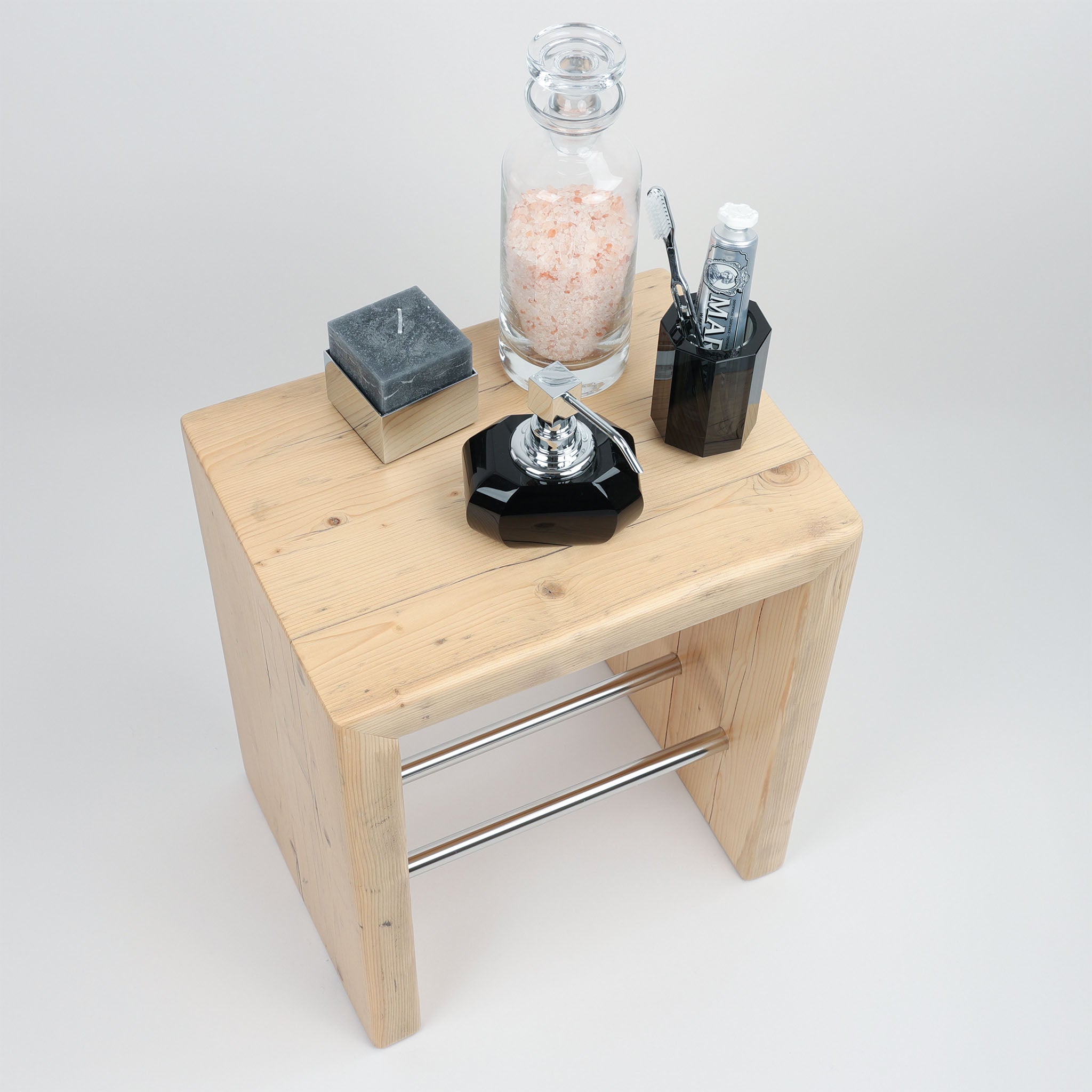 Altholzhocker schön dekoriert mit Accessoires von Decor Walther aus der Serie "Kristall".