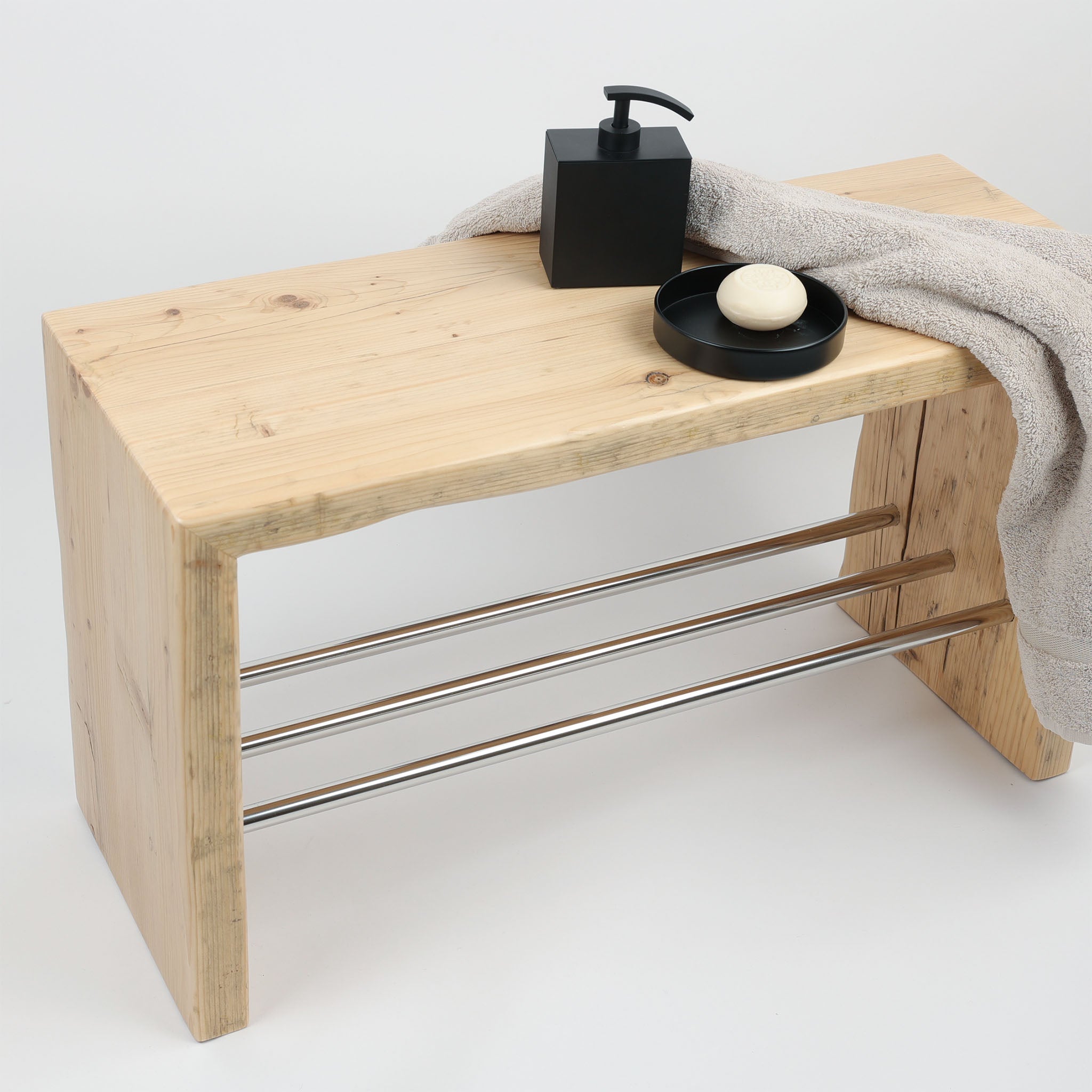 Unikat Sitzbank aus Altholz für das Badezimmer, umlaufende Holzmaserung, handwerkliche Fertigung in der Tischlerei von dasfeinebad, dekoriert mit schwarzem Seifenspender von Windisch