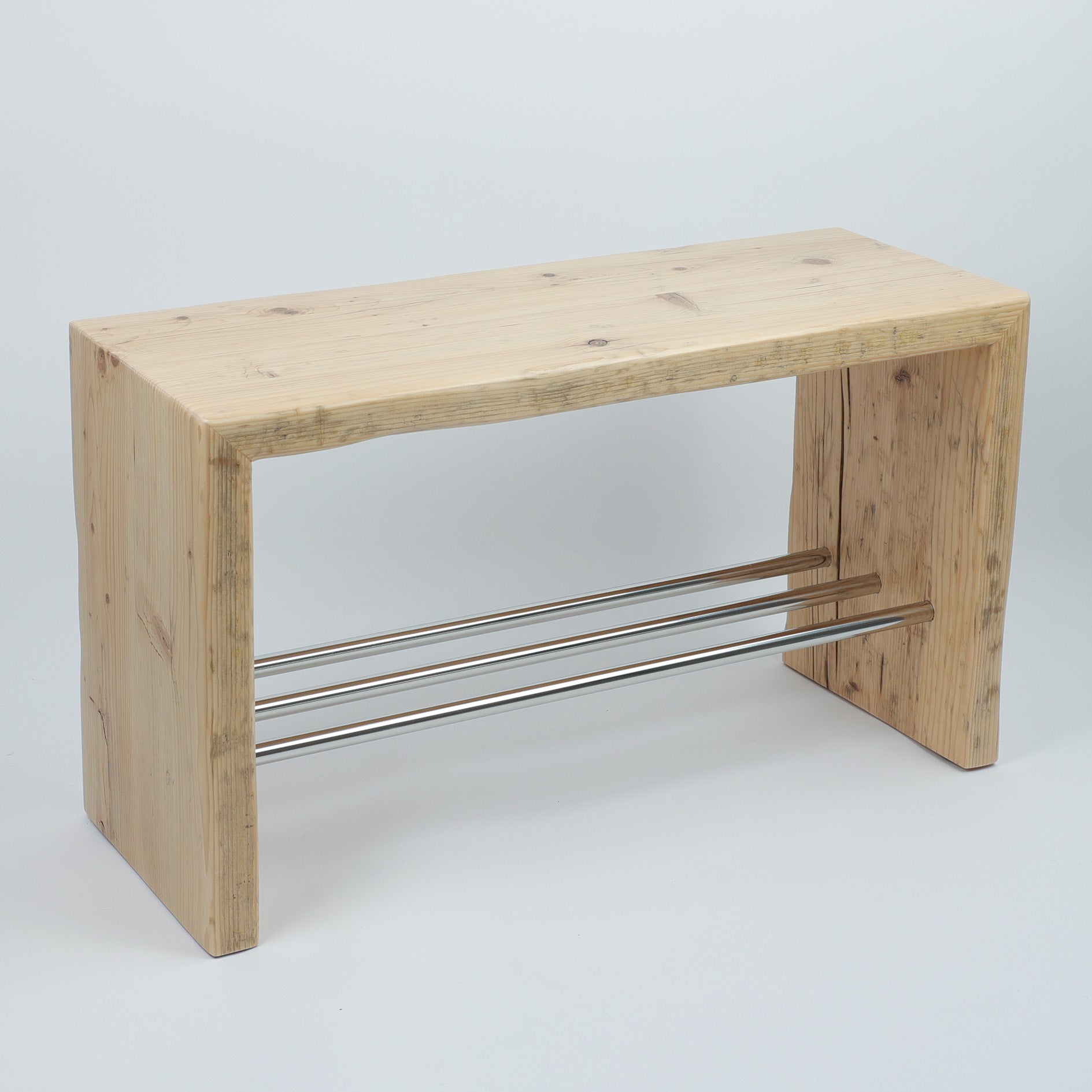 Handgefertigte Sitzbank aus recyceltem Altholz im Bad, natürlich geölt, langlebig und pflegeleicht, hergestellt in der hauseigenen Tischlerei von dasfeinebad in Hamburg