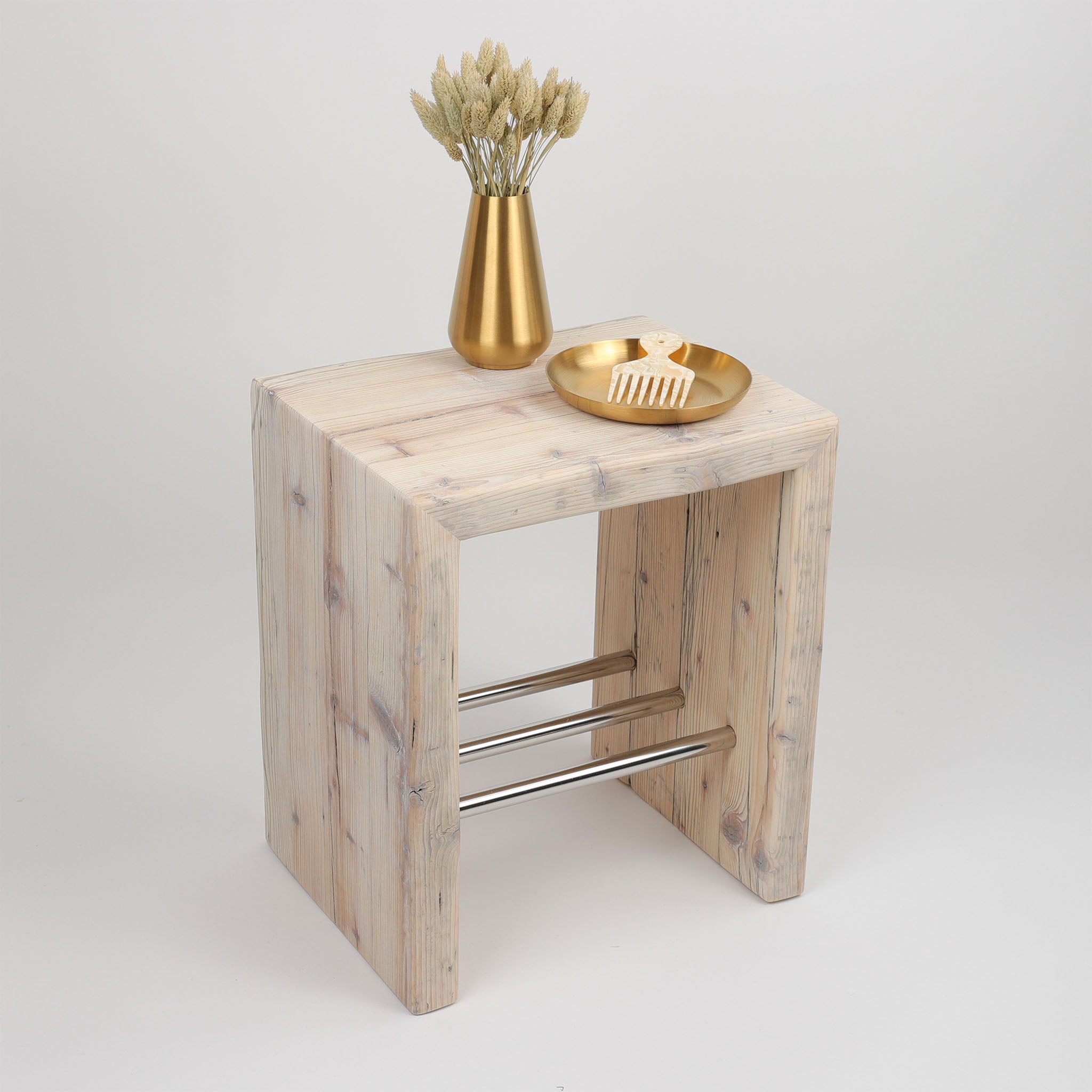 Toller Vintage Hocker aus Altholzbeständen, dekoriert mit goldfarbener Vase und Schale von Frost Denmarkt aus der Rondo Kollektion