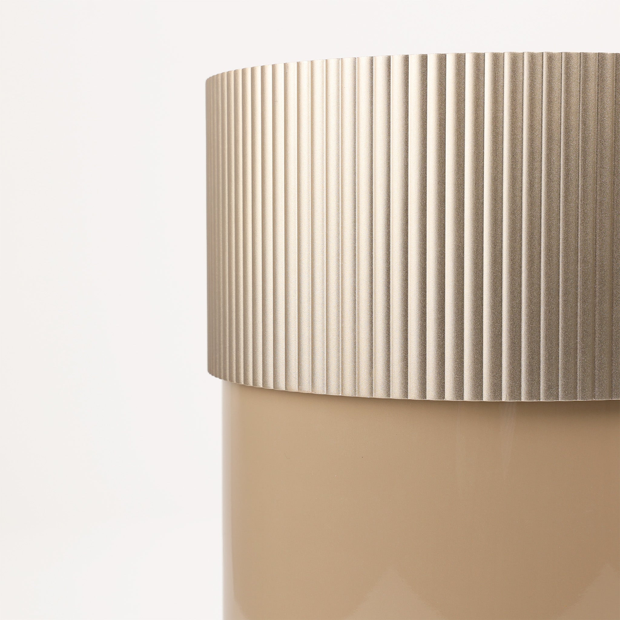 Moderner Kosmetikeimer von Decor Walther – Modell BEOD in Champagner / Dune aus der OF.LINE Serie, Design von Sebastian Herkner, stilvolle Kombination aus Porzellan und Aluminium – jetzt bei dasfeinebad