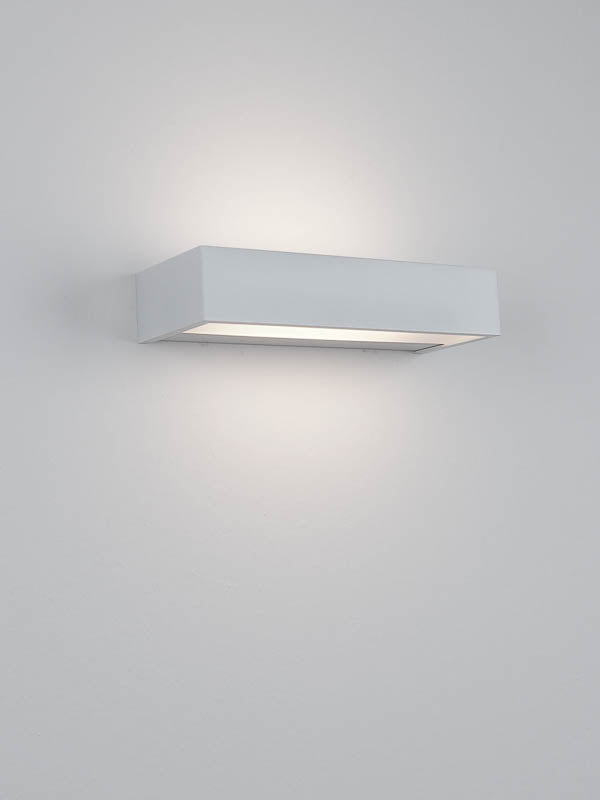 Die Decor Walther Box 25 Badlampe in Weiß matt bietet eine dezente Lichtquelle, jetzt bei dasfeinebad für eine zurückhaltende Badezimmergestaltung.