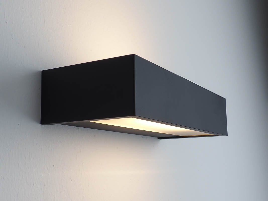 Kaufen Sie die Decor Walther Box 25 Badleuchte in Schwarz matt bei dasfeinebad für ein Badezimmer mit Charakter und Stil.