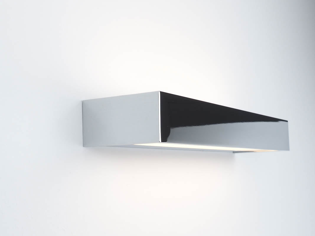 Design trifft auf Funktionalität mit der Decor Walther Box 25 Chrom Badlampe, verfügbar bei dasfeinebad für optimale Badbeleuchtung