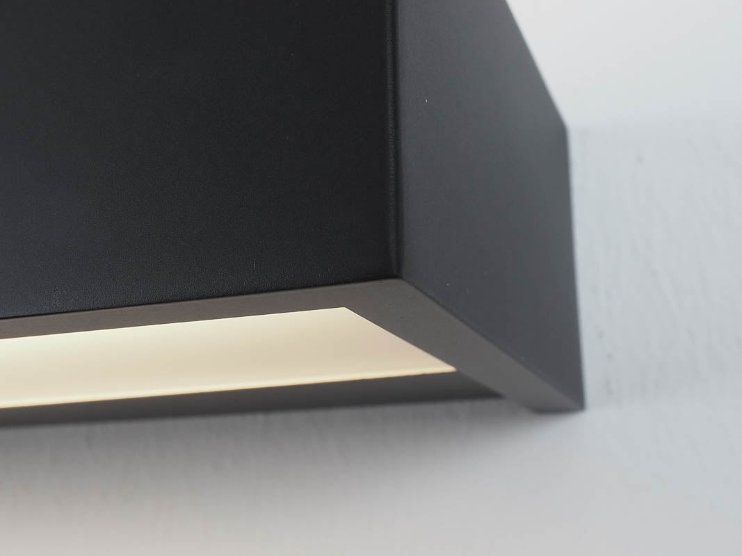 Stil und Funktionalität kombiniert in der Decor Walther Box 25 Badleuchte in Schwarz matt, bei dasfeinebad für charaktervolle Bäder.