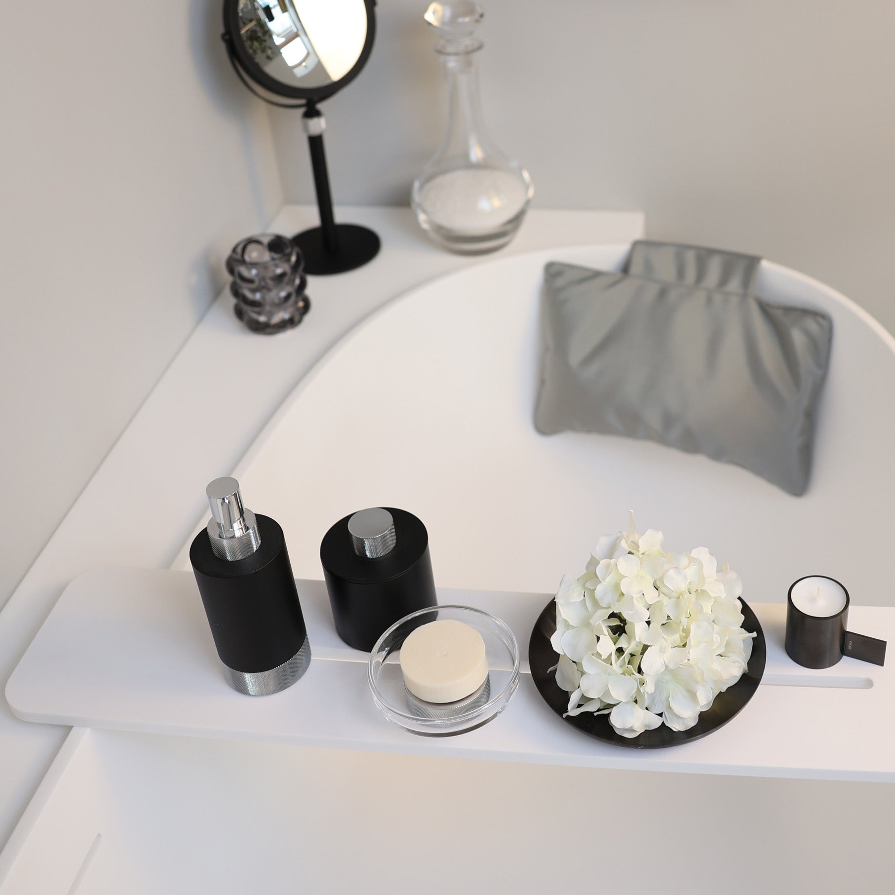 Exklusive Badewannenbrücke aus Corian® mit hygienischer, langlebiger Oberfläche - die perfekte Relax-Ablage für Pflegeprodukte