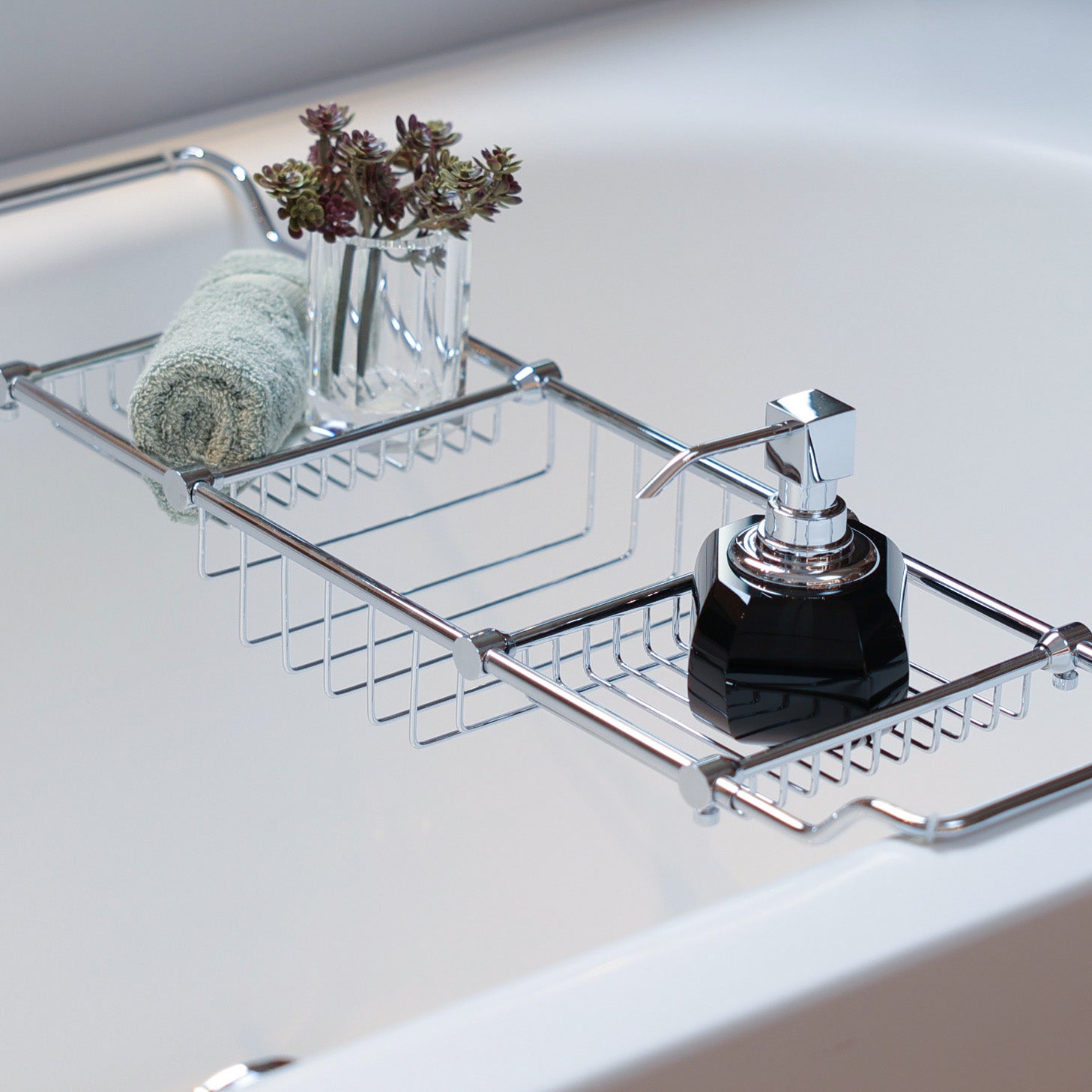 Wannenbrücke aus verchromten Messing - hergestellt von Decor Walther aus der Classic Serie - stilvoll und zeitlos - für erholsames Baden jeden Tag - Accessoires Seifenspender und Becher der Kristall Serie von Decor Walther