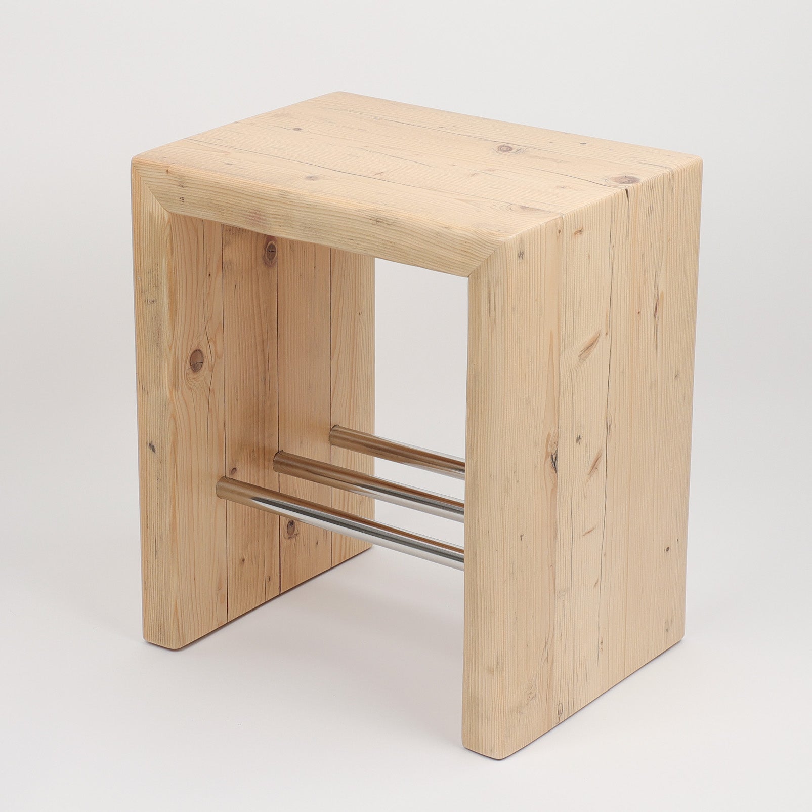 Nachhaltiger Design-Hocker aus massivem Altholz – gefertigt in Hamburg, natur lackiert und wasserabweisend, drei Querstreben im unteren Bereich bieten zusätzliche Ablagefläche.