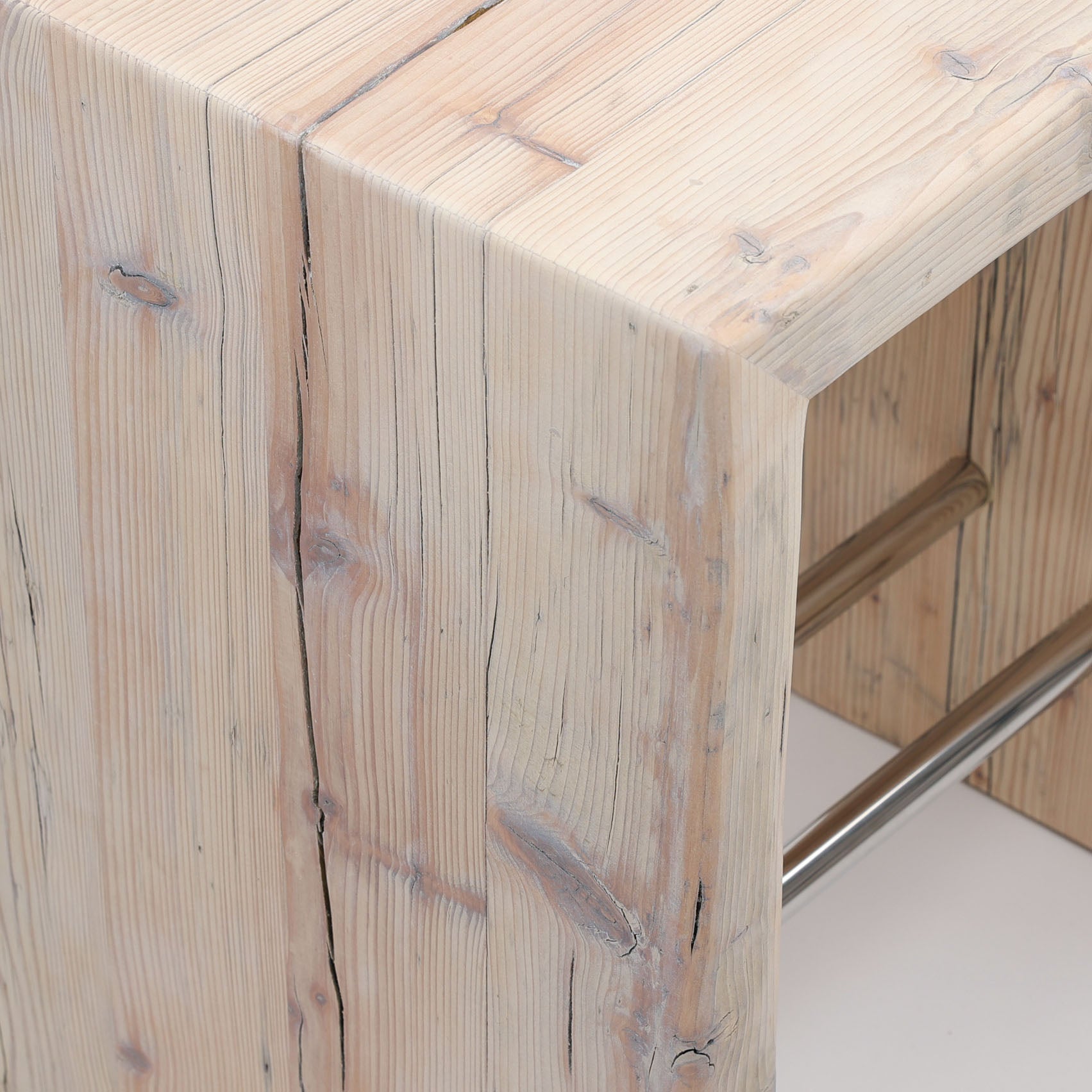 Altholzhocker fürs Bad - Detailansicht, aus einem Stück gefertigt mit umlaufender Maserung