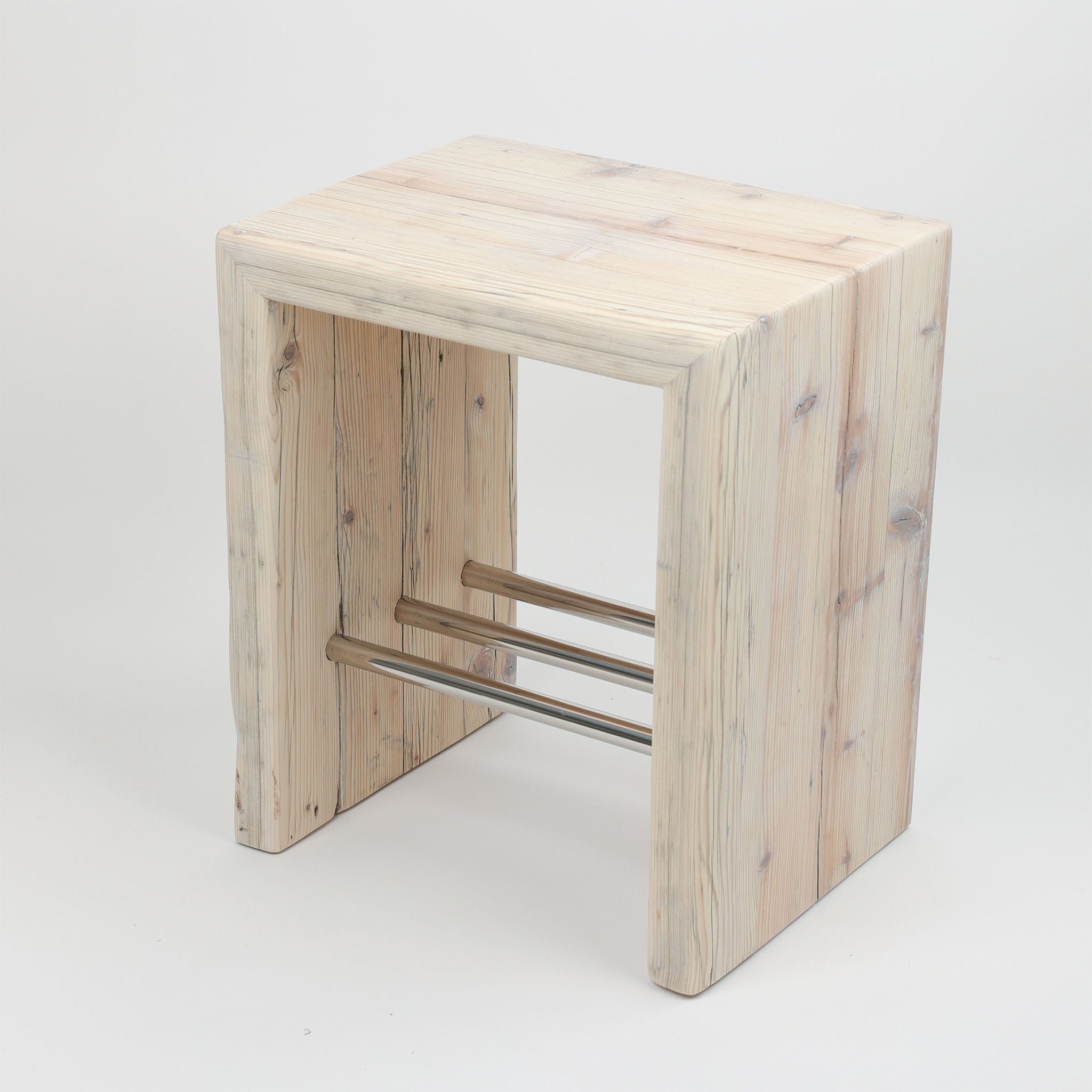 Altholz-Hocker mit natürlicher Patina – ideal für Handtücher oder als Dekoelement im Bad