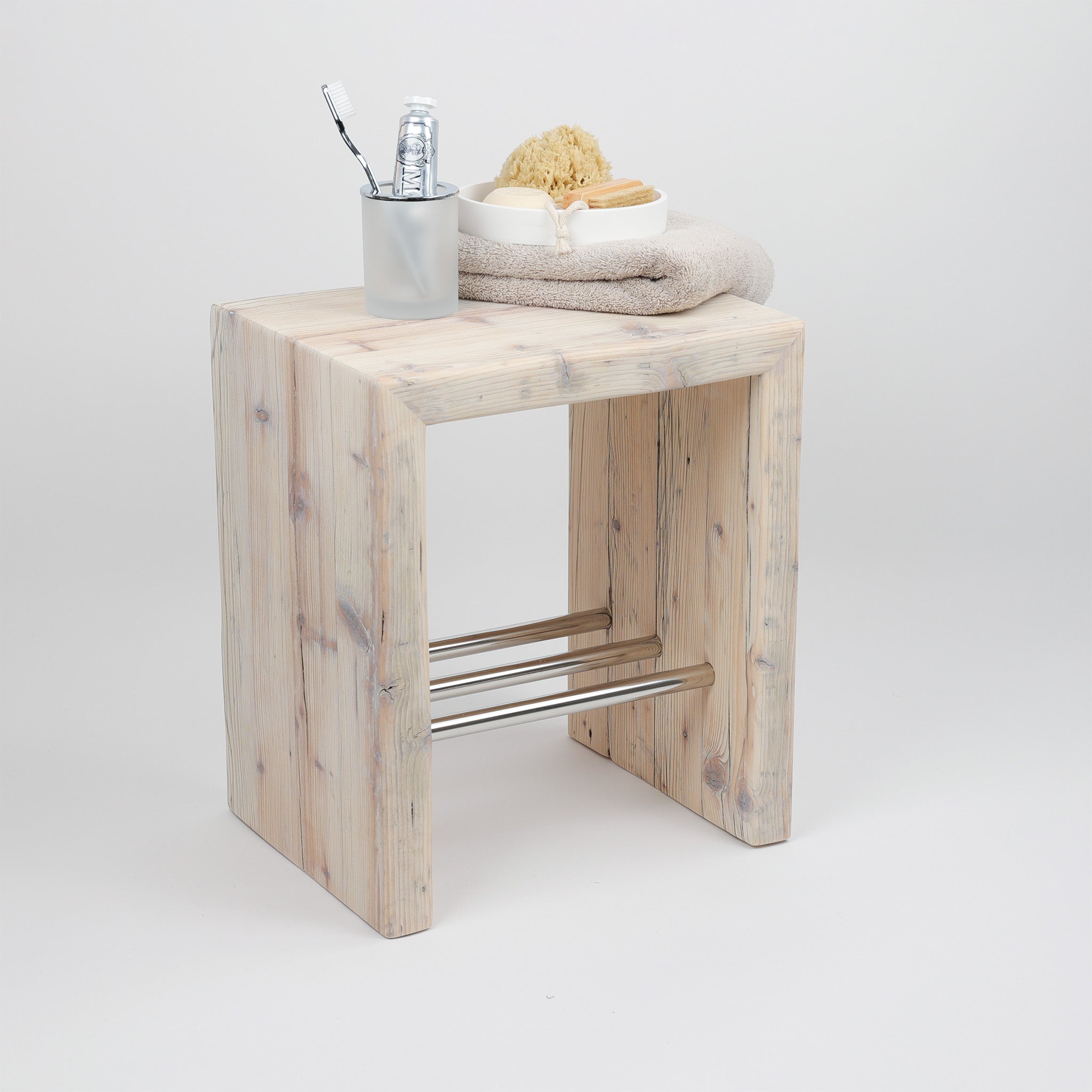 Unikat Altholz-Hocker – ökologisches Badezimmermöbel mit Geschichte und Charakter, dekoriert mit Accessoires von Windisch, Rhomtuft und Decor Walther