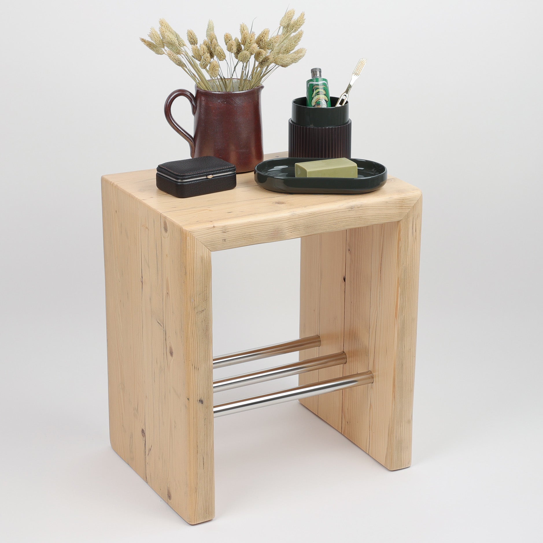 Edler Badhocker aus Altholz mit Ablage, dekoriert mit Accessoires von Decor Walther aus der Linie Ofline und Lederetui von Hammann.