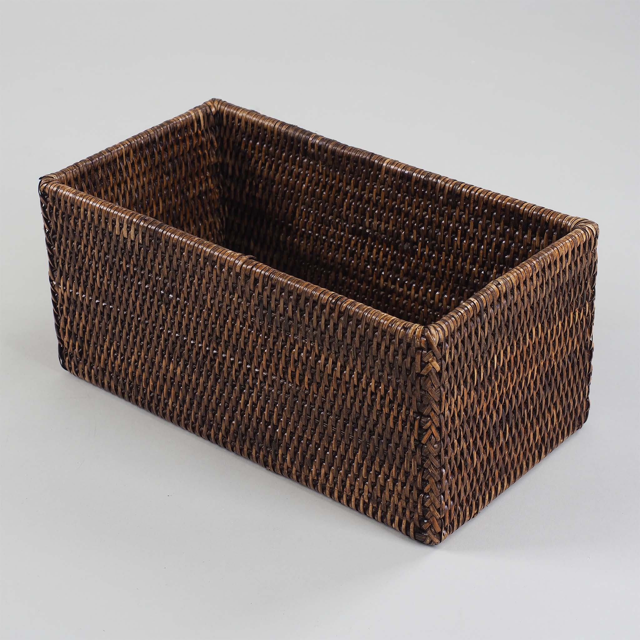 Offener Behälter aus dunklem handgeflochtenem Rattan, perfekt für dekorative Aufbewahrung oder Kosmetik, Decor Walther Basket Kollektion, dasfeinebad
