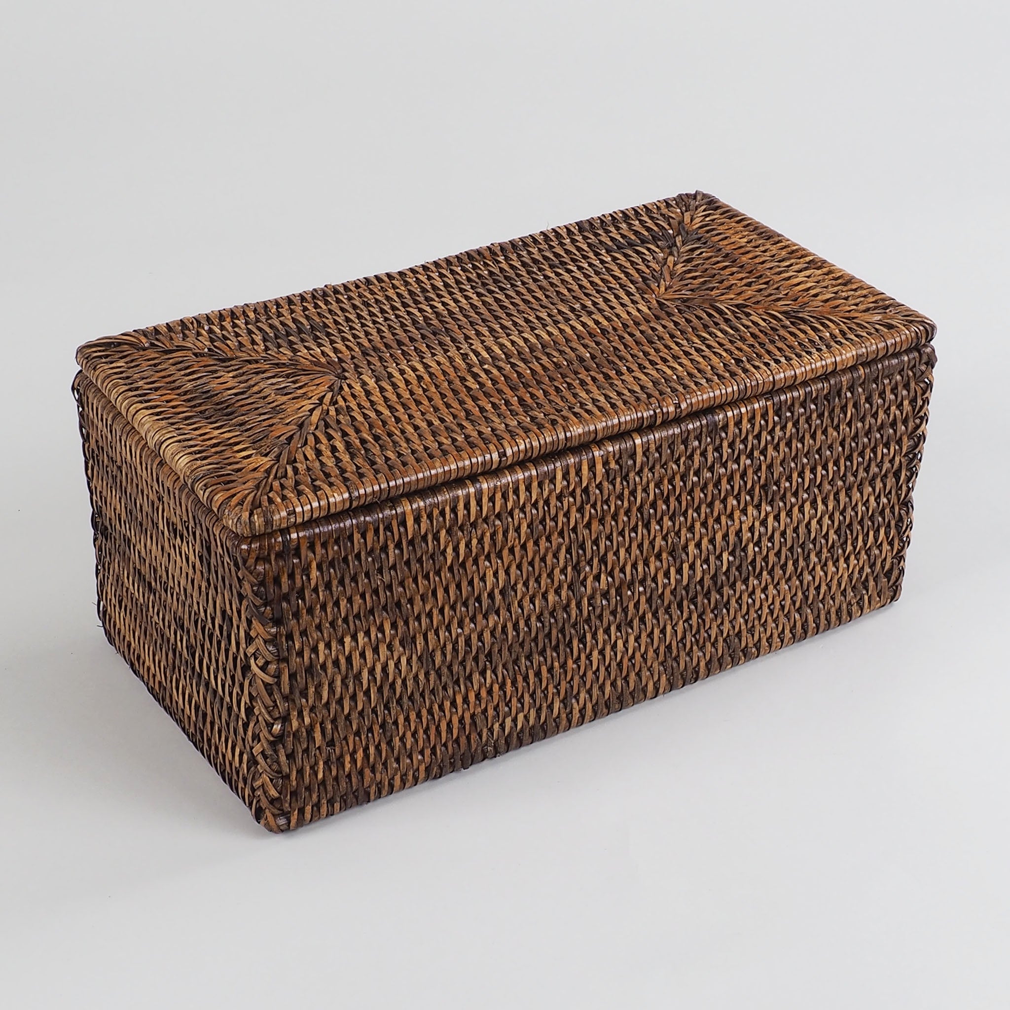 Geschlossener Behälter in dunklem Rattan-Design, ideal als Organizer oder für dekorative Aufbewahrung, Decor Walther Basket, dasfeinebad