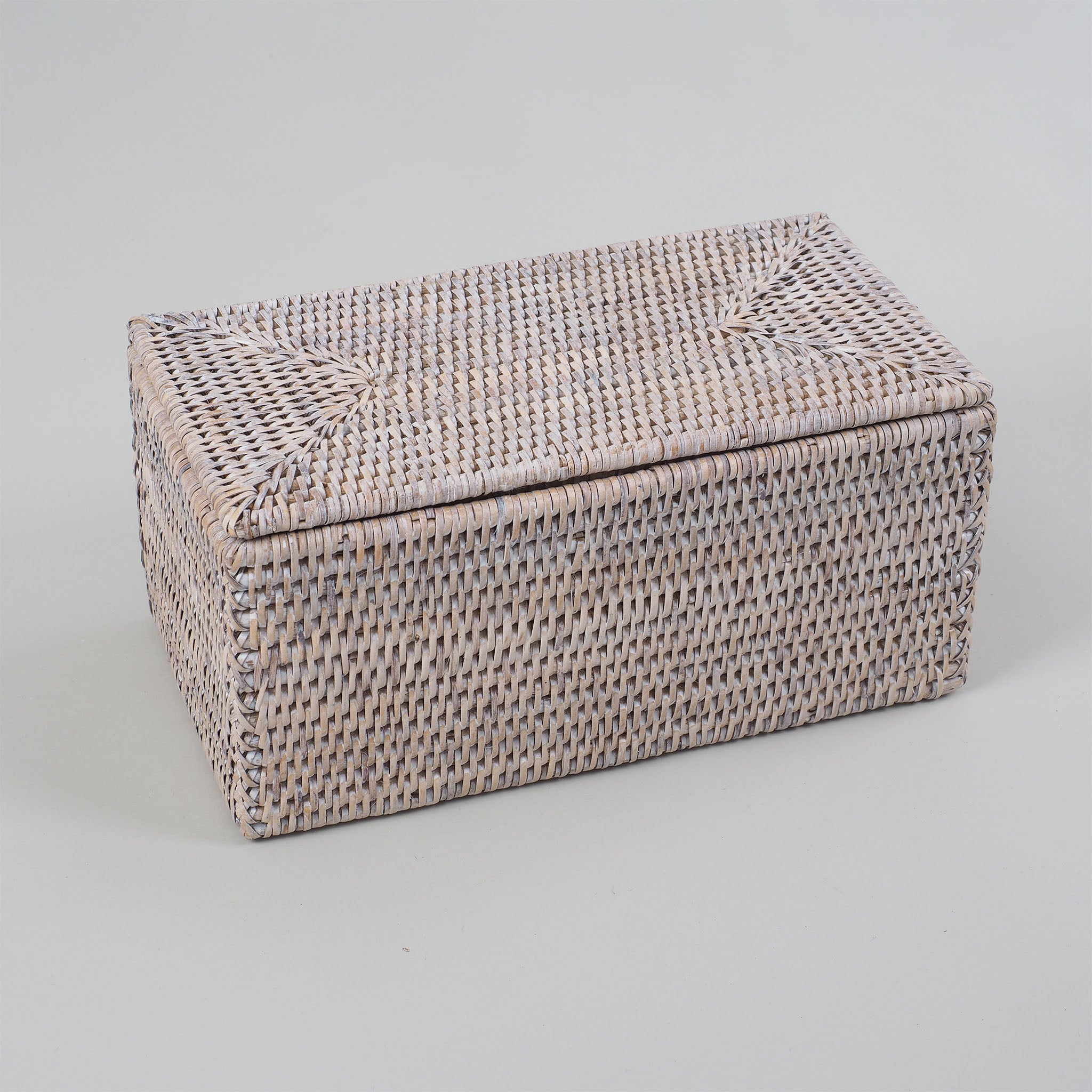 Eleganter Aufbewahrungskorb mit Deckel aus hellem handgeflochtenem Rattan, ideal für Badezimmer oder Gäste-WC, Decor Walther Basket Kollektion, dasfeinebad