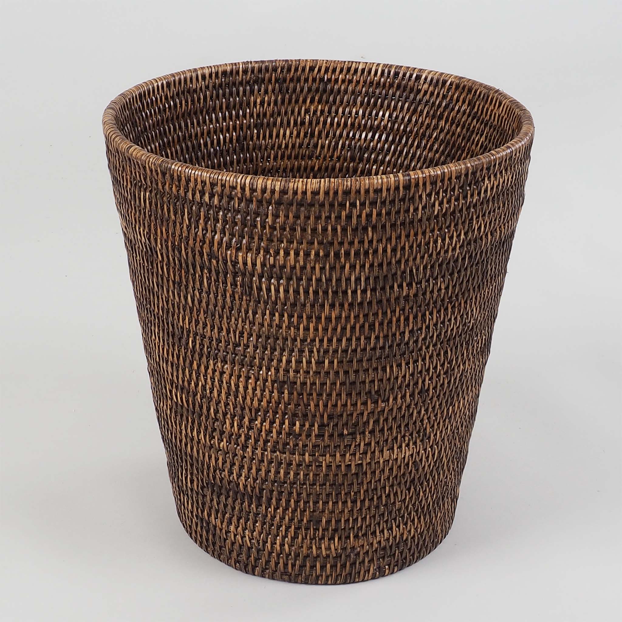 Dunkler Badeimer aus handgeflochtenem Rattan, perfektes Accessoire für stilvolle Badezimmereinrichtung, Decor Walther Basket Kollektion, dasfeinebad