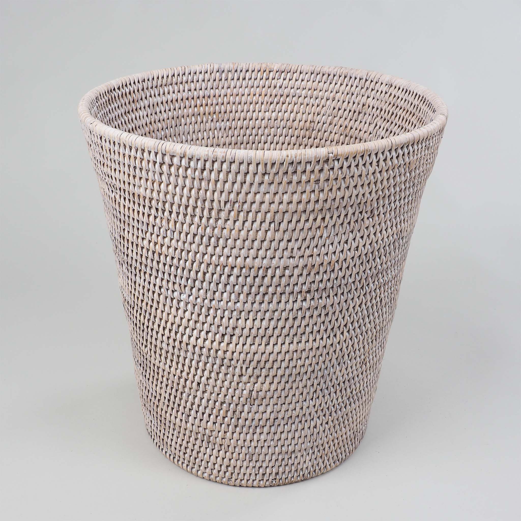 Handgeflochtener Badeimer aus hellem Rattan, dekorativ und funktional für Bad oder Gäste-WC, Decor Walther Basket Kollektion, dasfeinebad