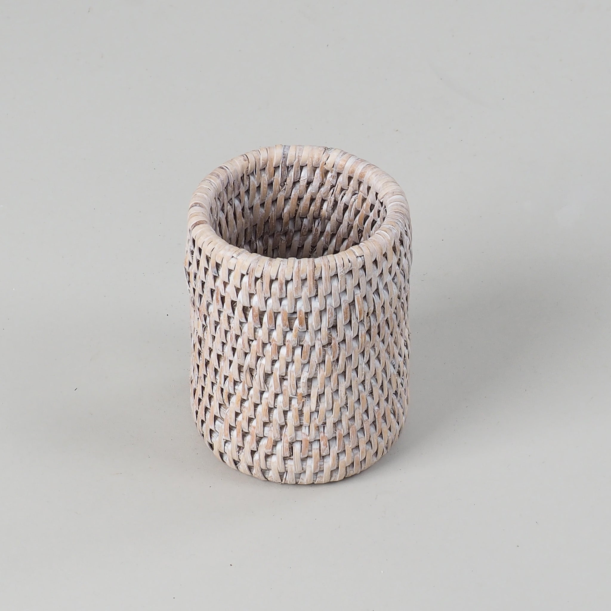 Zahnputzbecher aus hellem handgeflochtenem Rattan, ideal für ein natürliches Badezimmerdesign, Decor Walther Basket Kollektion, dasfeinebad
