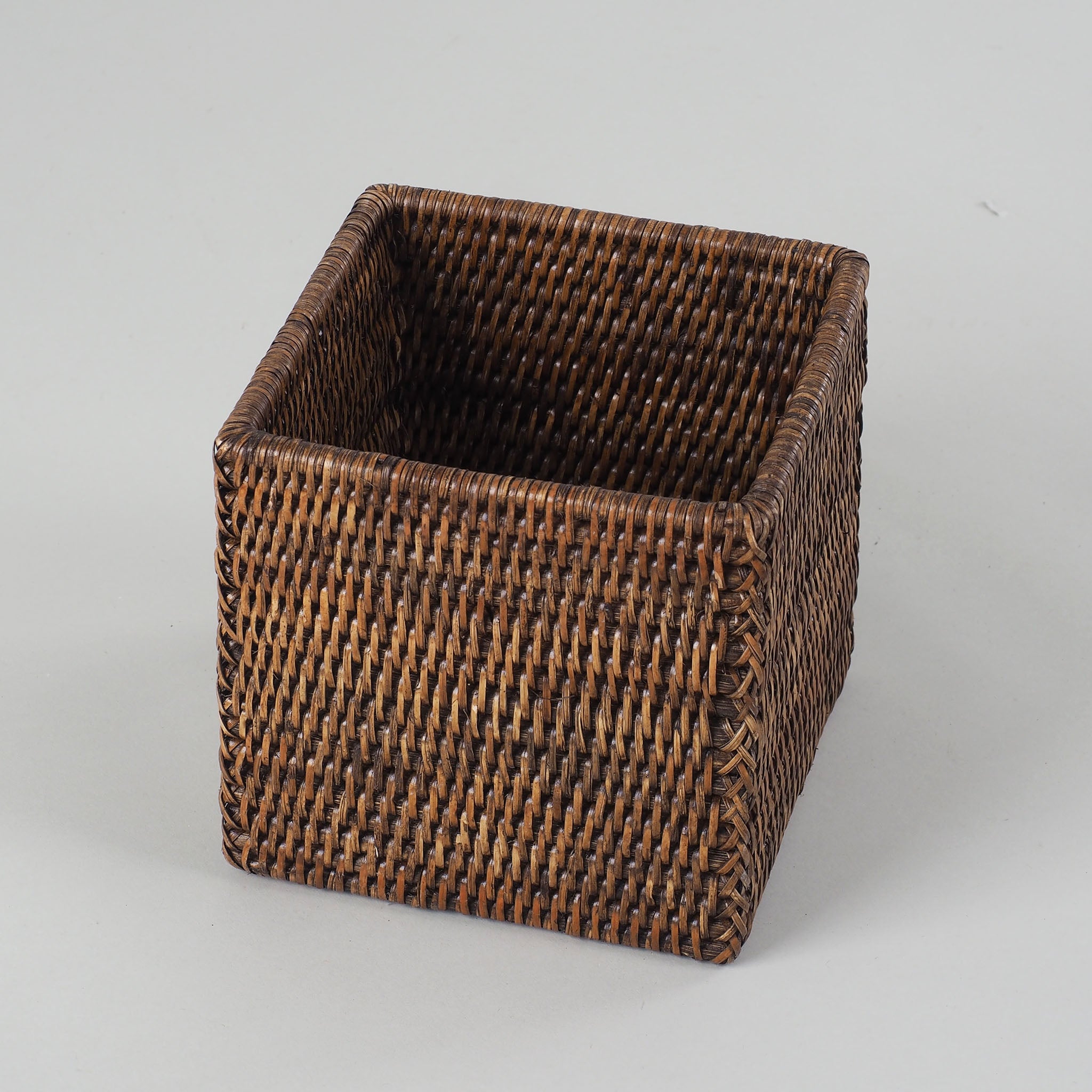 Offener Behälter aus dunklem handgeflochtenem Rattan, ideal für Badezimmer oder als Dekoelement, Decor Walther Basket Kollektion, dasfeinebad
