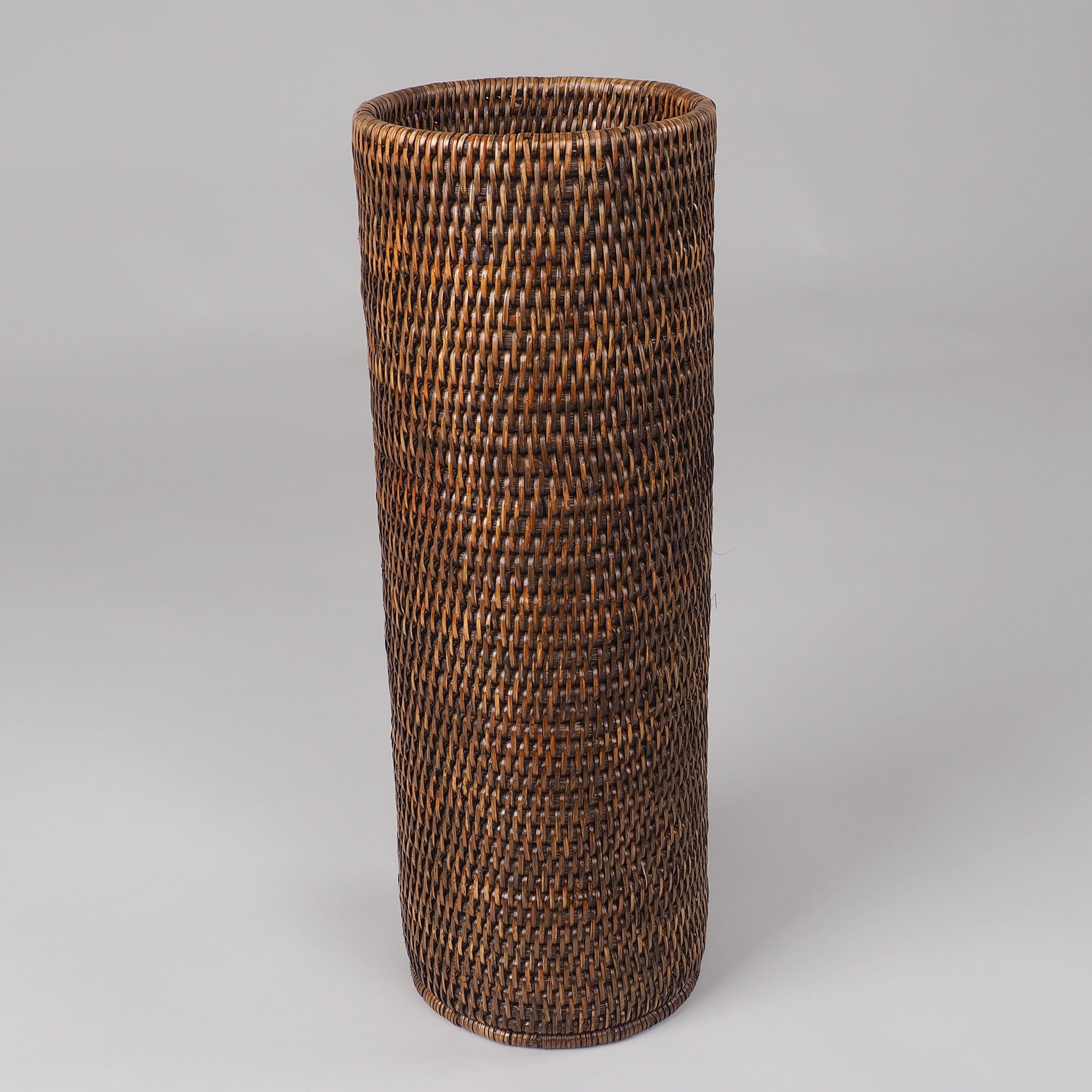 Toilettenpapierhalter aus dunklem handgeflochtenem Rattan, funktional und elegant für Badezimmer, Decor Walther Basket Kollektion, dasfeinebad