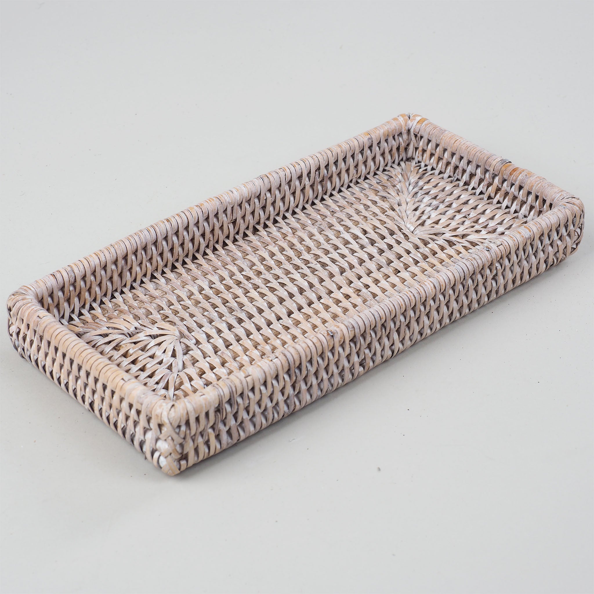 Schmale Ablage aus hellem handgeflochtenem Rattan, perfekt als Schmuck- oder Kosmetikablage, Decor Walther Basket Kollektion, dasfeinebad