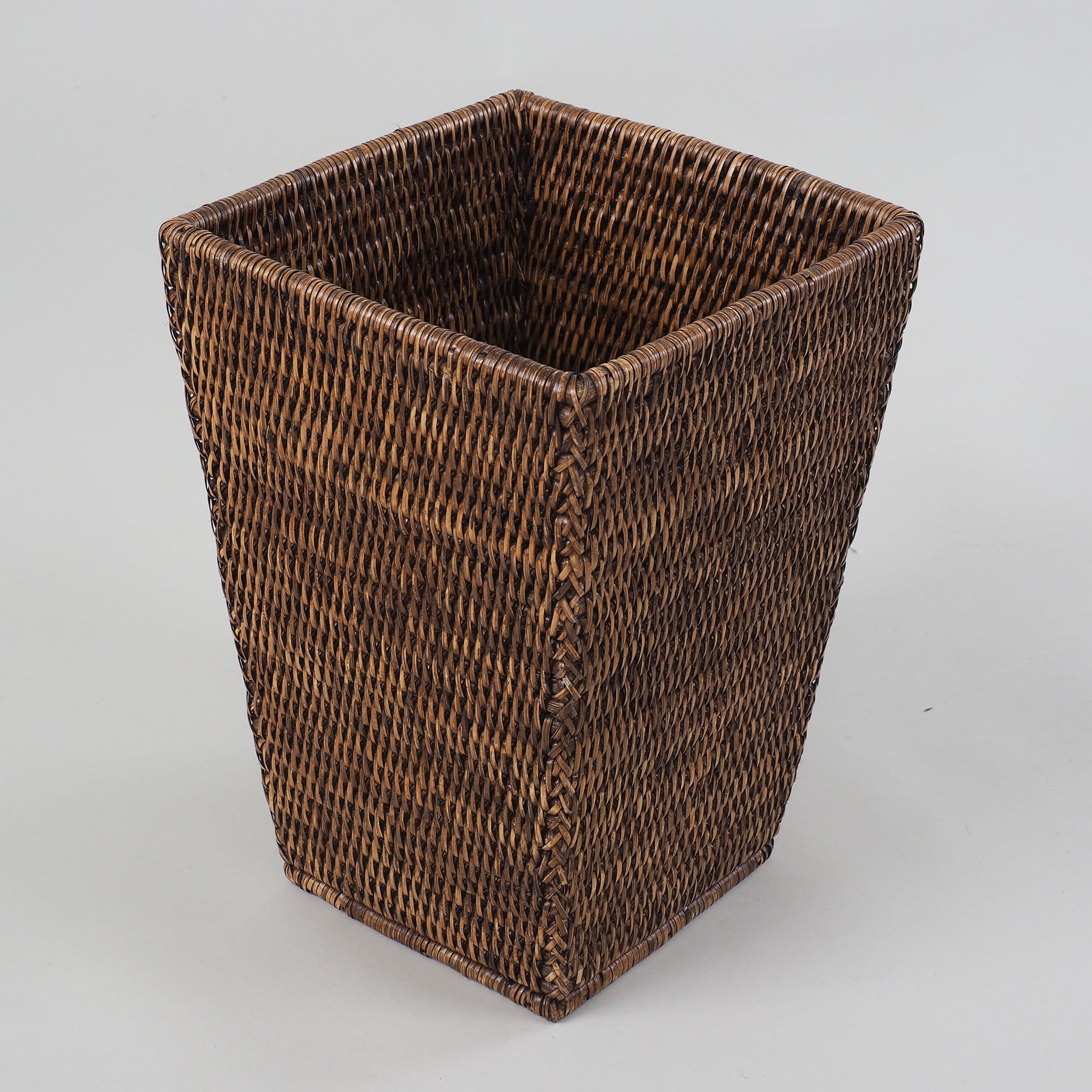 Kegelförmiger Korb aus dunklem handgeflochtenem Rattan, vielseitig einsetzbar als Papierkorb oder Organizer, Decor Walther Basket Kollektion, dasfeinebad