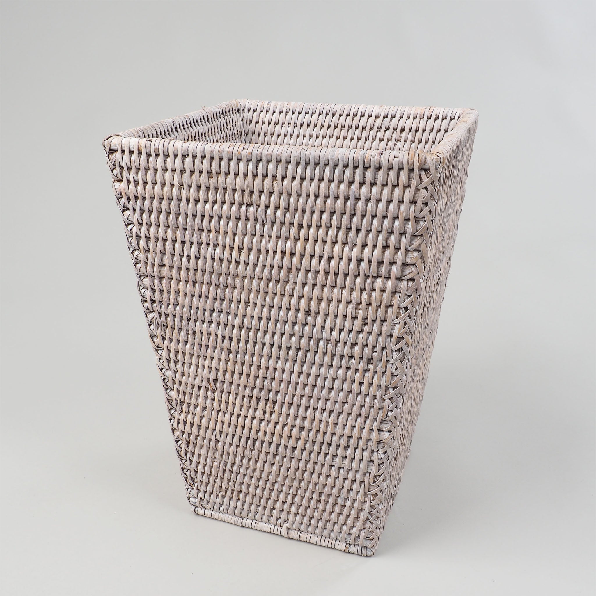 Kegelförmiger Korb aus hellem handgeflochtenem Rattan, ideal als Papierkorb oder Aufbewahrungskorb, Decor Walther Basket Kollektion, dasfeinebad