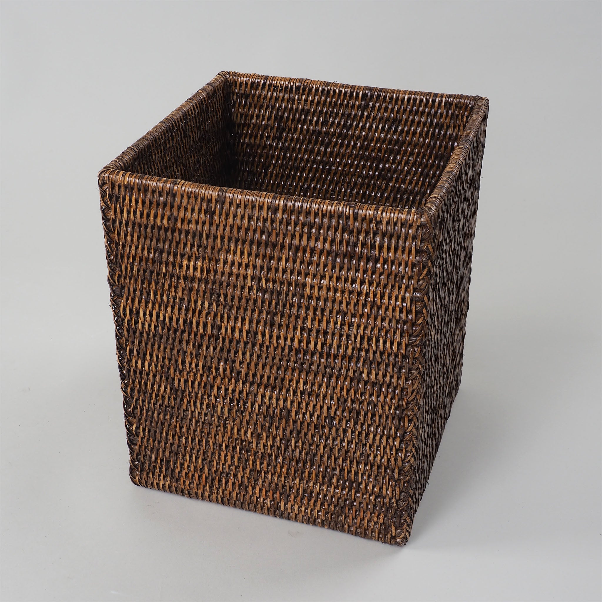 Quadratischer Handtuchkorb aus dunklem handgeflochtenem Rattan, stilvoll und funktional, Decor Walther Basket Kollektion, dasfeinebad