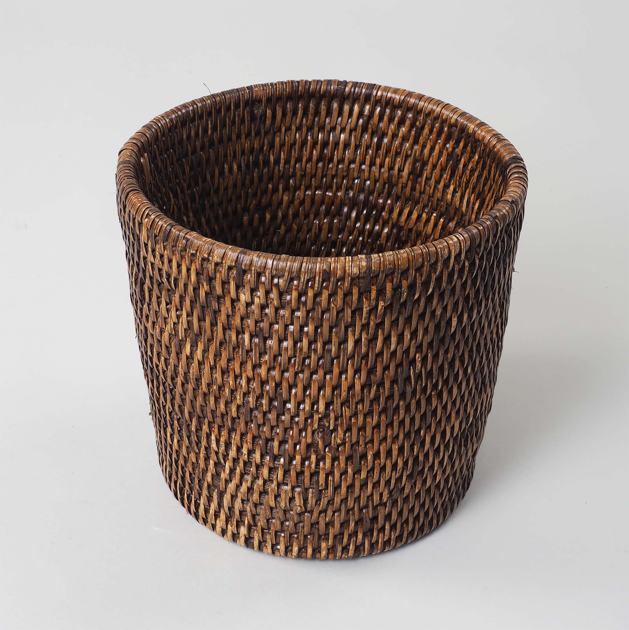 Dunkler Papierkorb aus Rattan, funktional und stilvoll für Bad oder Büro, Decor Walther Basket, dasfeinebad