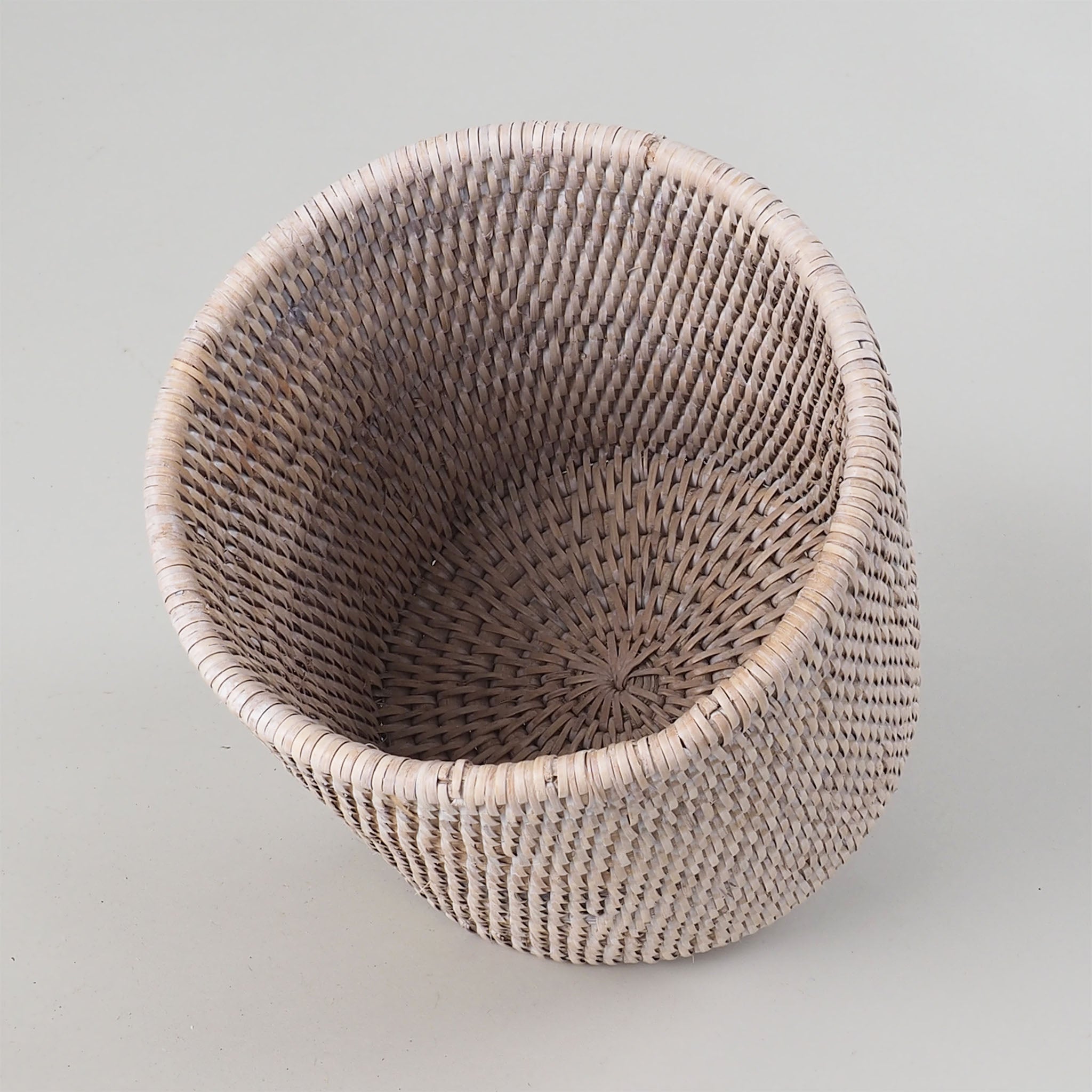 Eleganter Papierkorb in hellem Rattan-Design, stilvolle und praktische Aufbewahrung, Decor Walther Basket, dasfeinebad