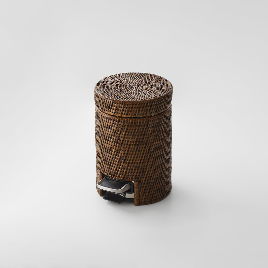 Eleganter Pedaleimer aus dunklem handgeflochtenem Rattan mit geräuschloser Soft-Close Funktion, Decor Walther Basket, dasfeinebad
