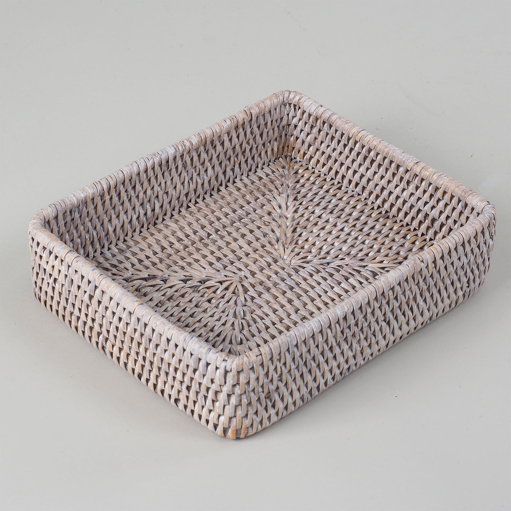 Quadratisches Tablett aus hellem handgeflochtenem Rattan, ideal für Badezimmer oder als Schmuckablage, Decor Walther Basket Kollektion, dasfeinebad