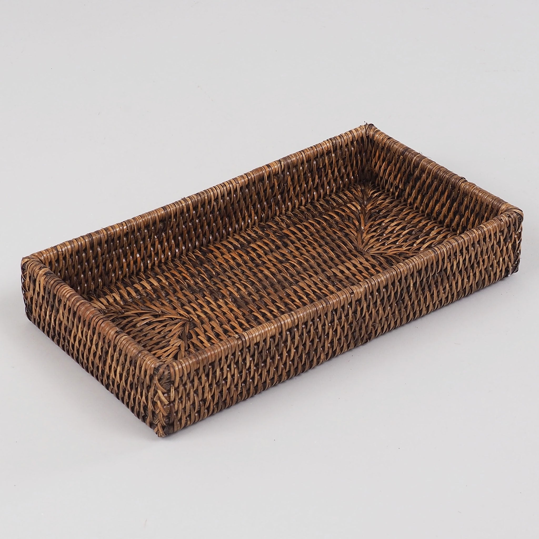 Rechteckiges Tablett aus dunklem handgeflochtenem Rattan, vielseitig einsetzbar als Ablage oder Organizer, Decor Walther Basket Kollektion, dasfeinebad