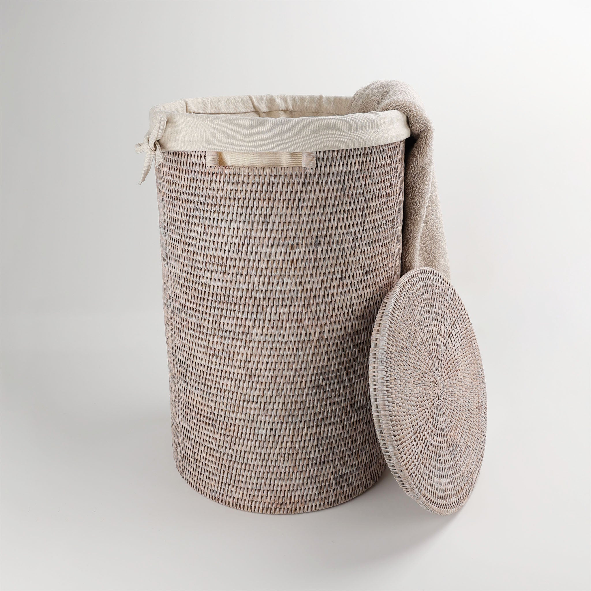 Stilvoller Wäschekorb in hellem Rattan-Design, zylindrisch geformt mit Deckel und Leinen-Einsatz, Decor Walther Basket Kollektion, dasfeinebad