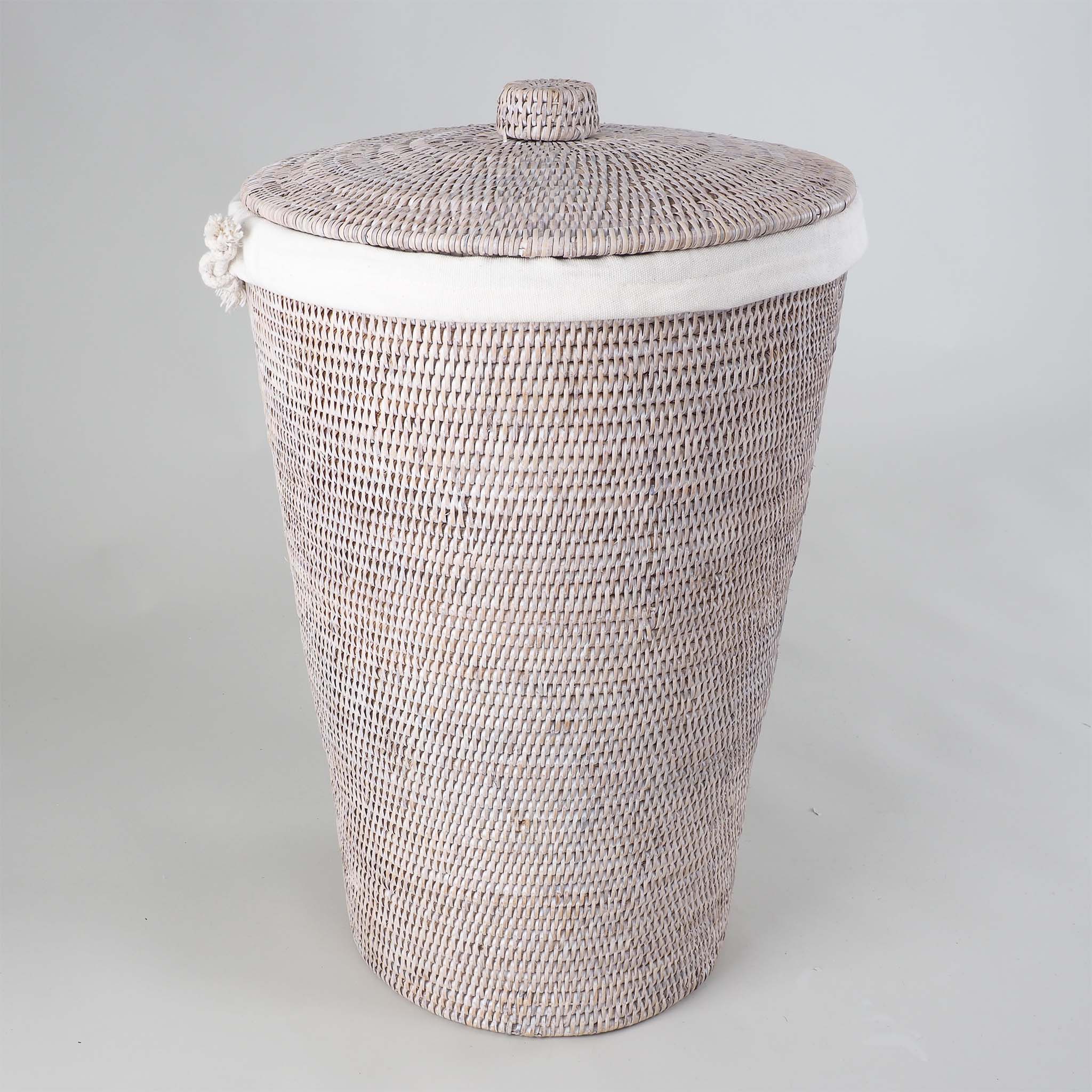 Eleganter Wäschekorb mit Deckel aus hellem handgeflochtenem Rattan, inklusive herausnehmbarem Wäschesack, Decor Walther Basket Kollektion, dasfeinebad