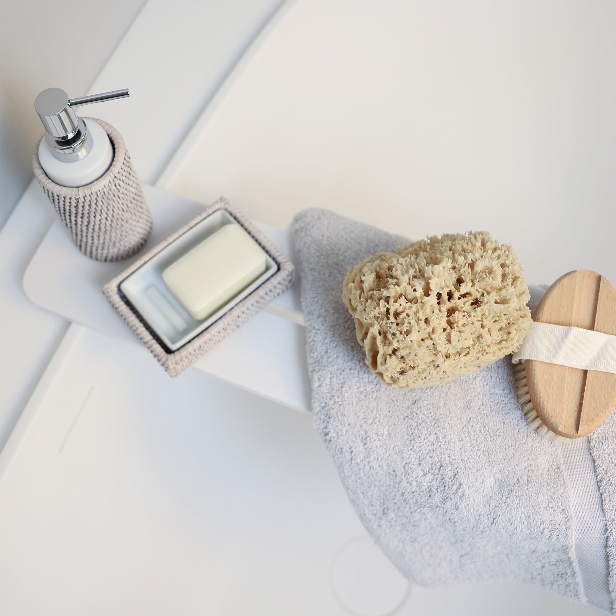 Individuell gefertigtes Badewannentablett weiß matt aus innovativem Mineralwerkstorr Corian - puristisch und edel für jede Wanne geeignet