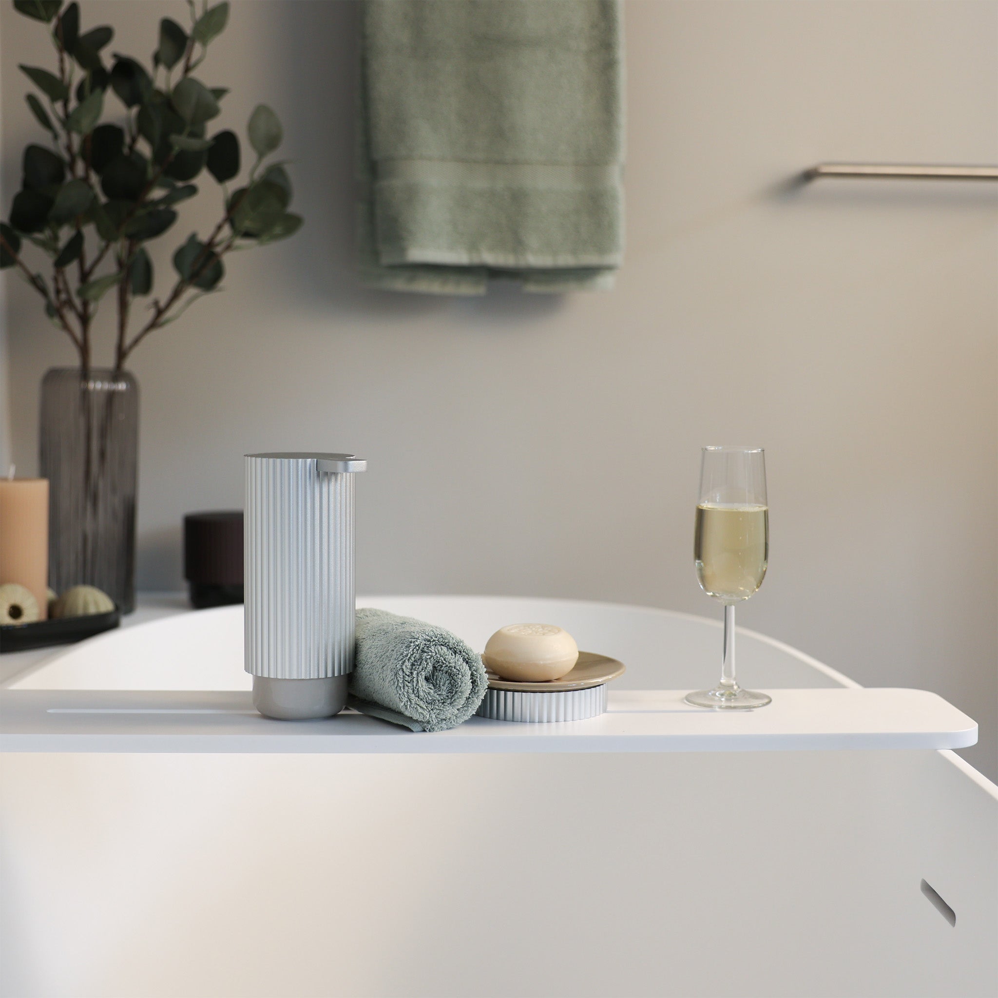 Elegantes Badetablett aus Corian® als Wellness-Accessoire für entspannte Bäder - dekoriert mit Seifenspender und Seifenschale ofline von Decor Walther designed by Sebastian Herkner