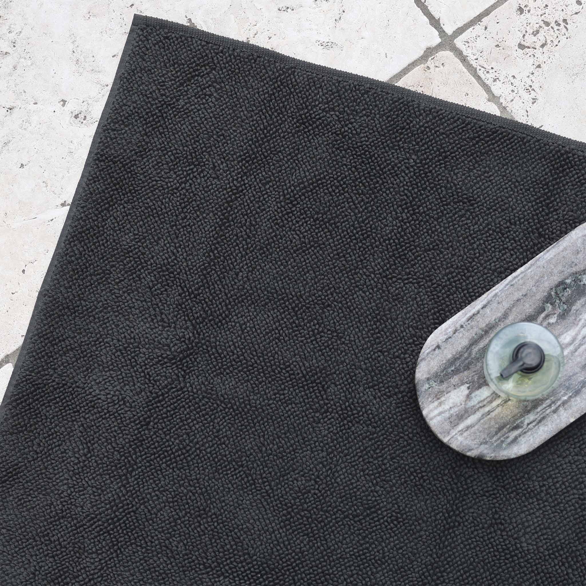 Badteppich auf Fliesenboden–Farbe Anthrazit–Serie Twist von Decor Walther–reine Baumwolle–hochwertige Verarbeitung–zeitlos und strapazierfähig