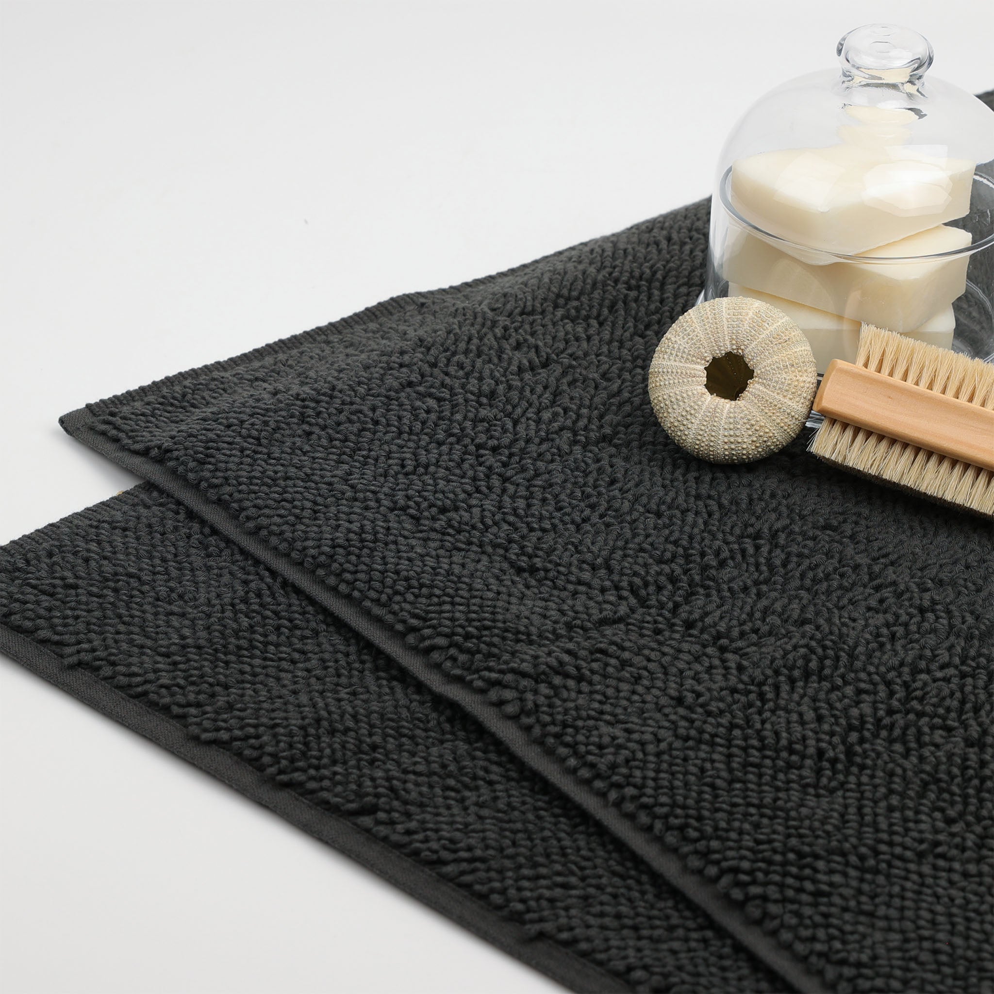 Detailaufnahme Badvorleger Twist in Anthrazit–Textur aus reiner Baumwolle–zweiseitig nutzbar–edle Verarbeitung von Decor Walther–Wellness-Gefühl im Bad