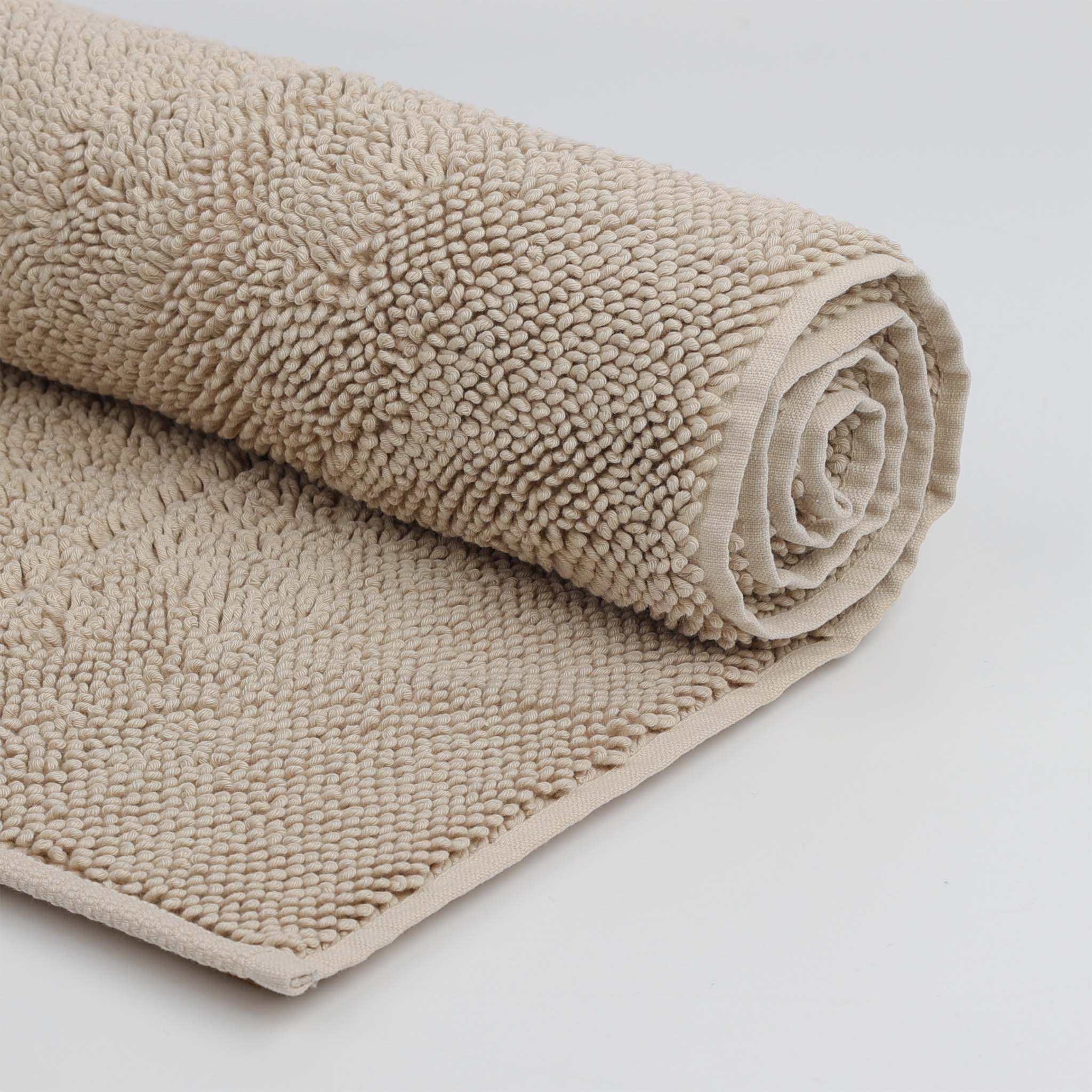 Sandbeiger Badteppich-aufgerollt-beidseitig nutzbar-Handwerksqualität von Decor Walther Serie Twist-Badematte aus reiner Baumwolle-Wellness im Bad