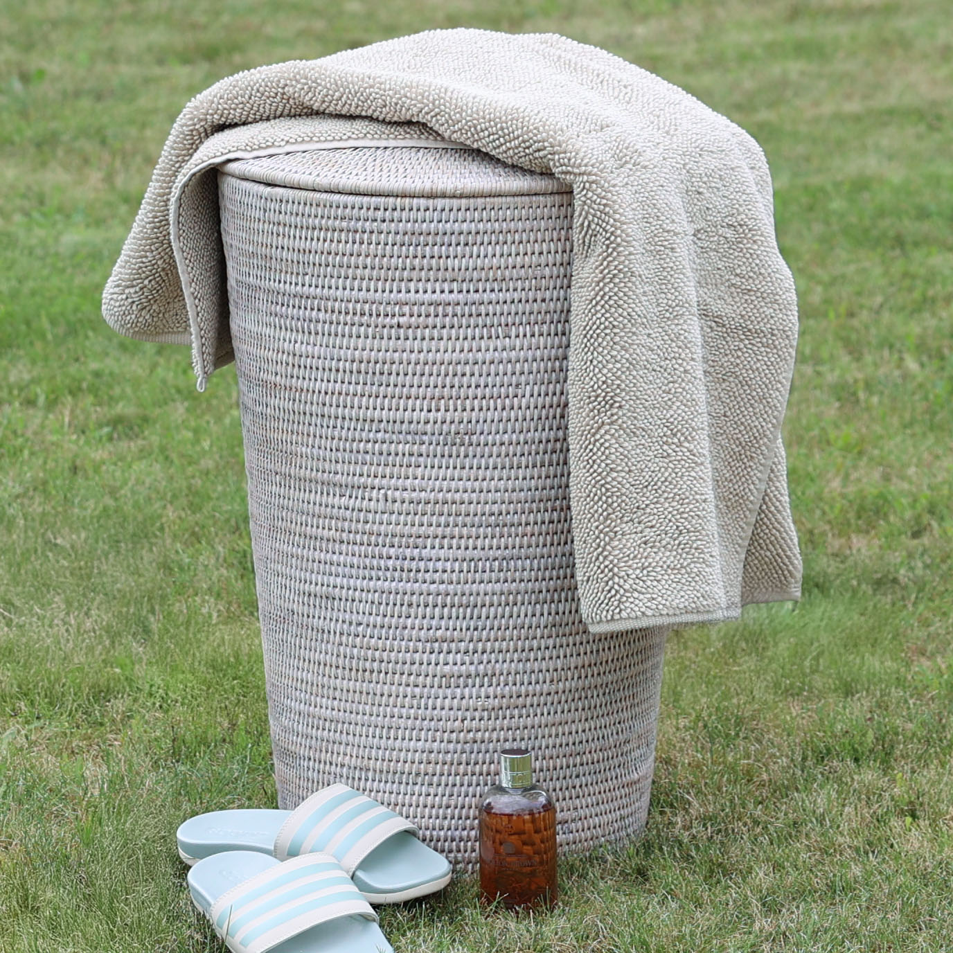 Badvorleger im Farbton Sandbeige-drapiert auf Wäschekorb-Decor Walther Serie Twist-angenehm weich-beidseitig verwendbar-langlebige Qualität